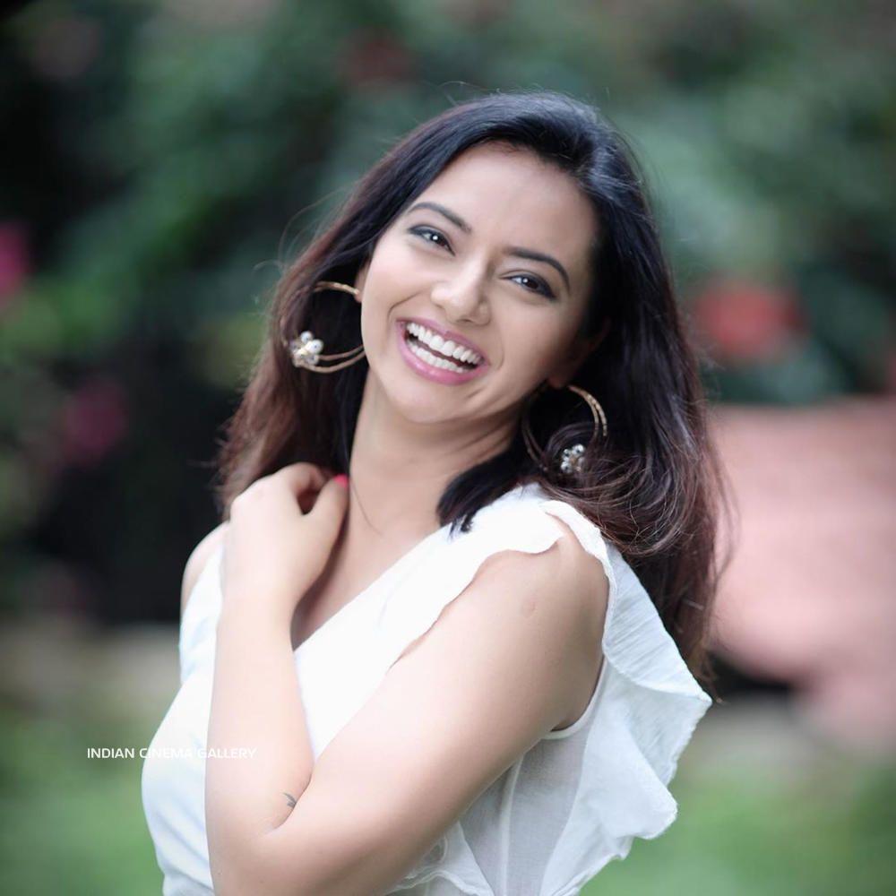 1000x1000 Isha Chawla Actress Photo Stills Gallery
