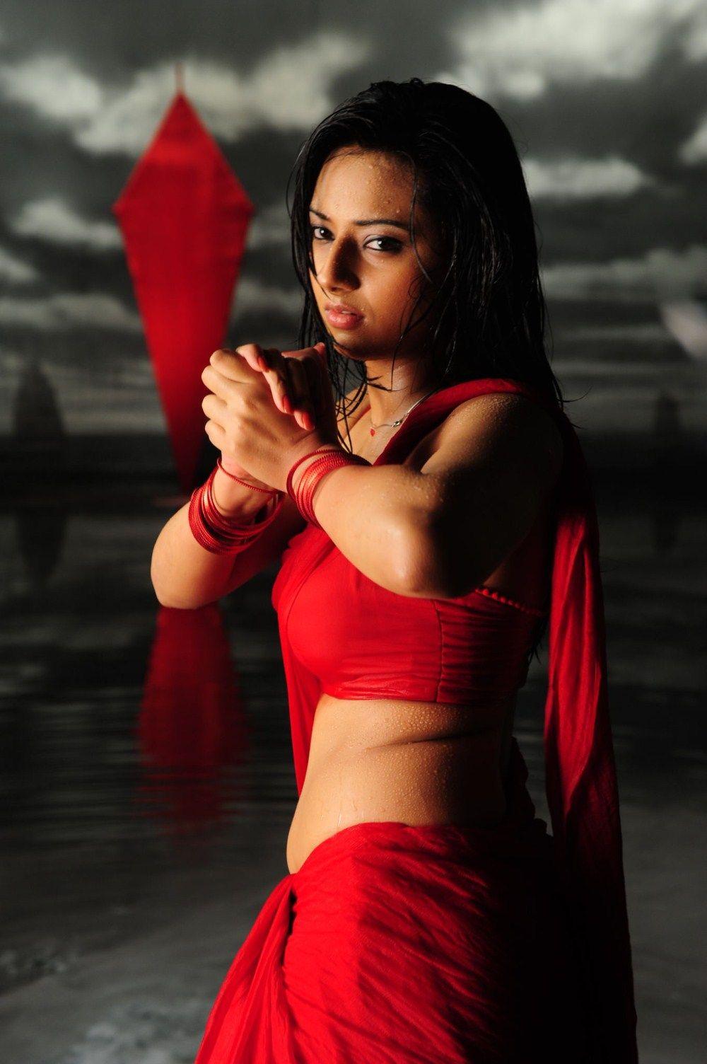 1000x1504 Oru Uyir: Isha Chawla latest hot wet saree image picture wallpaper