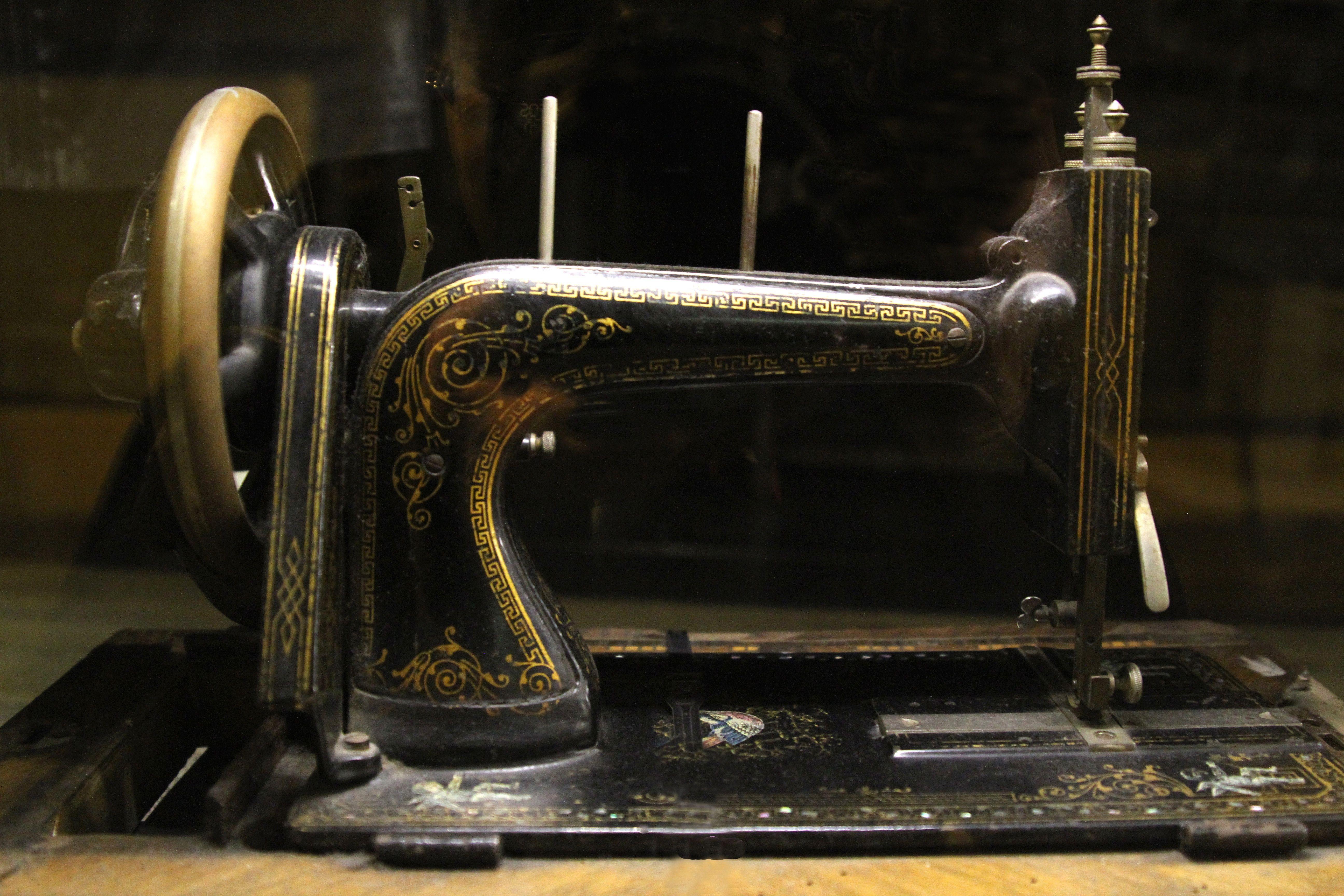 Sewing Machine Wallpaper 0579