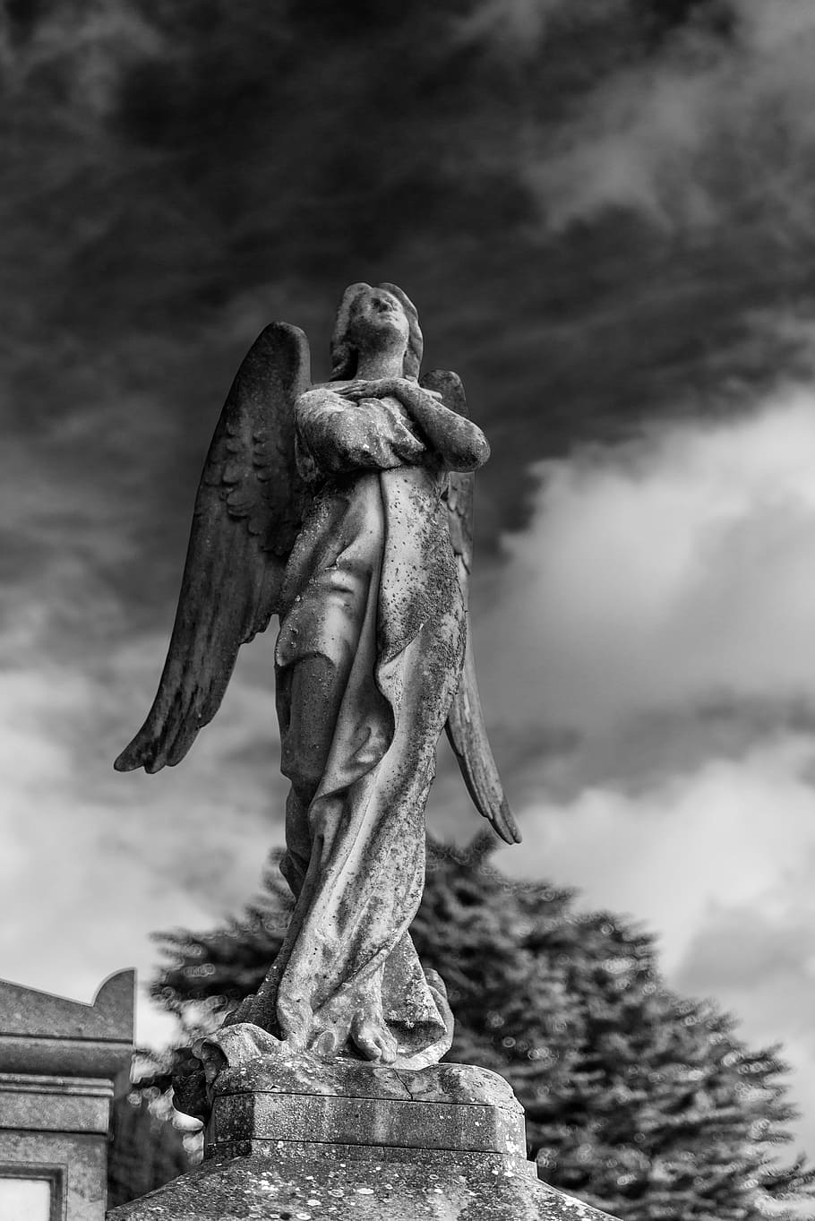 Hình nền HD 910x1363: bức tượng thiên thần xám dưới bầu trời đầy mây, cái chết, nghĩa địa