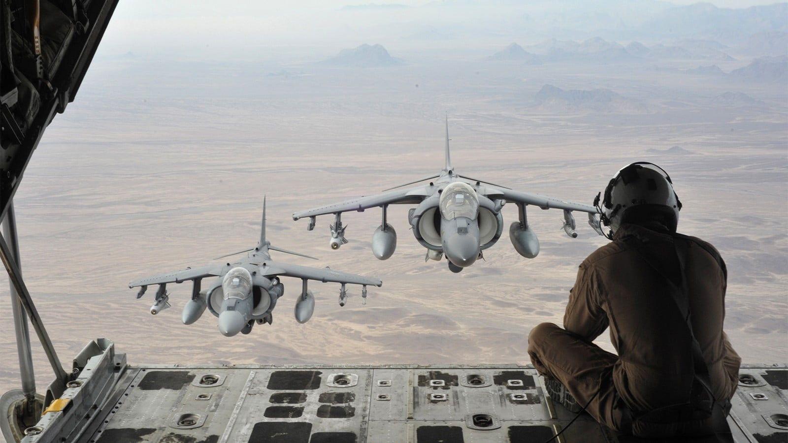 1600x900 White and black wooden table, Harrier HD wallpaper