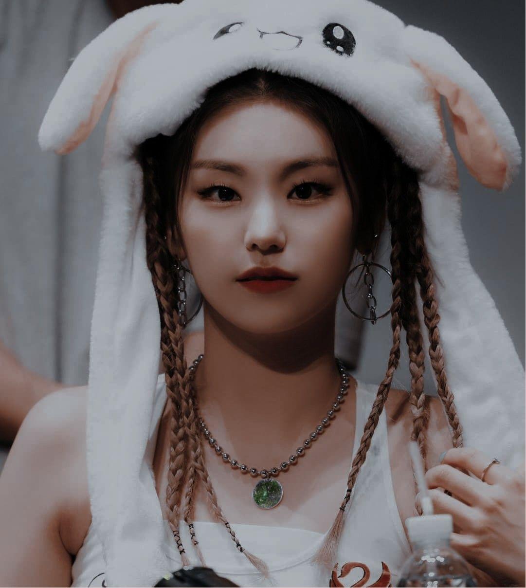 1081x1208 hwang yeji icons #hwang #yeji / hwang yeji _ hwang yeji aesthetic