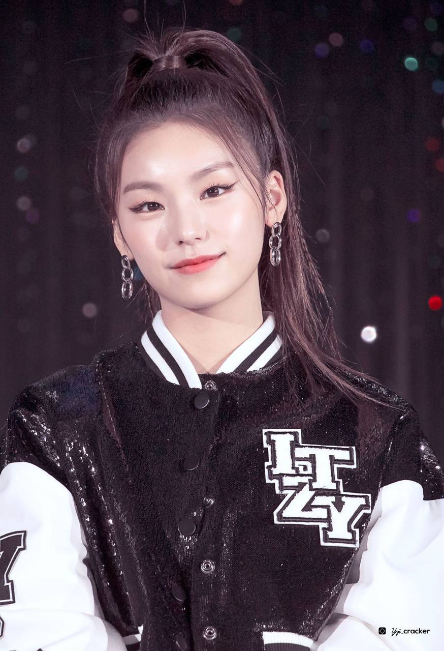 874x1280 Yeji wallpaper