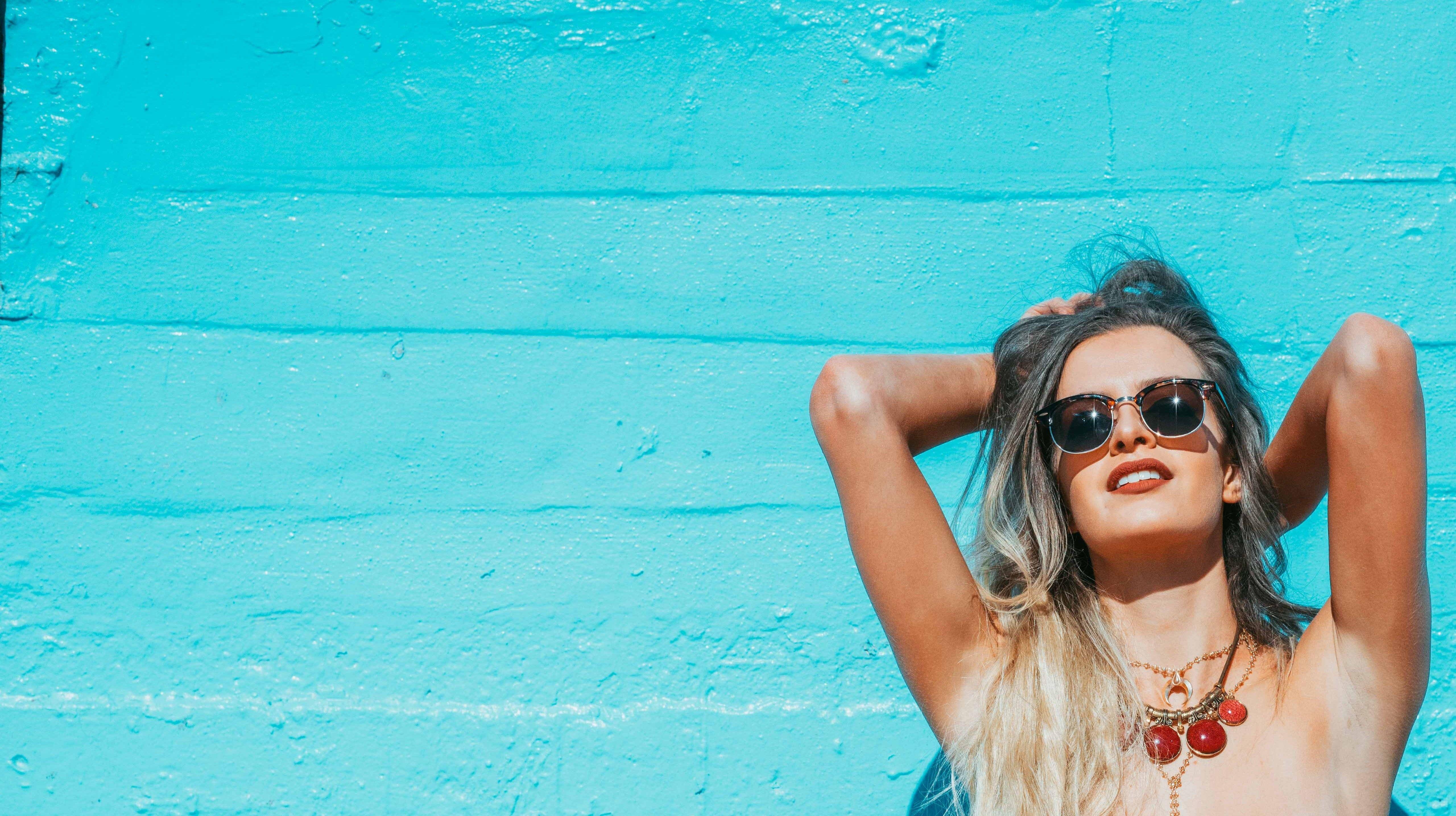 5120x2870 Hot Girl Relaxing in Hot Summer Photo
