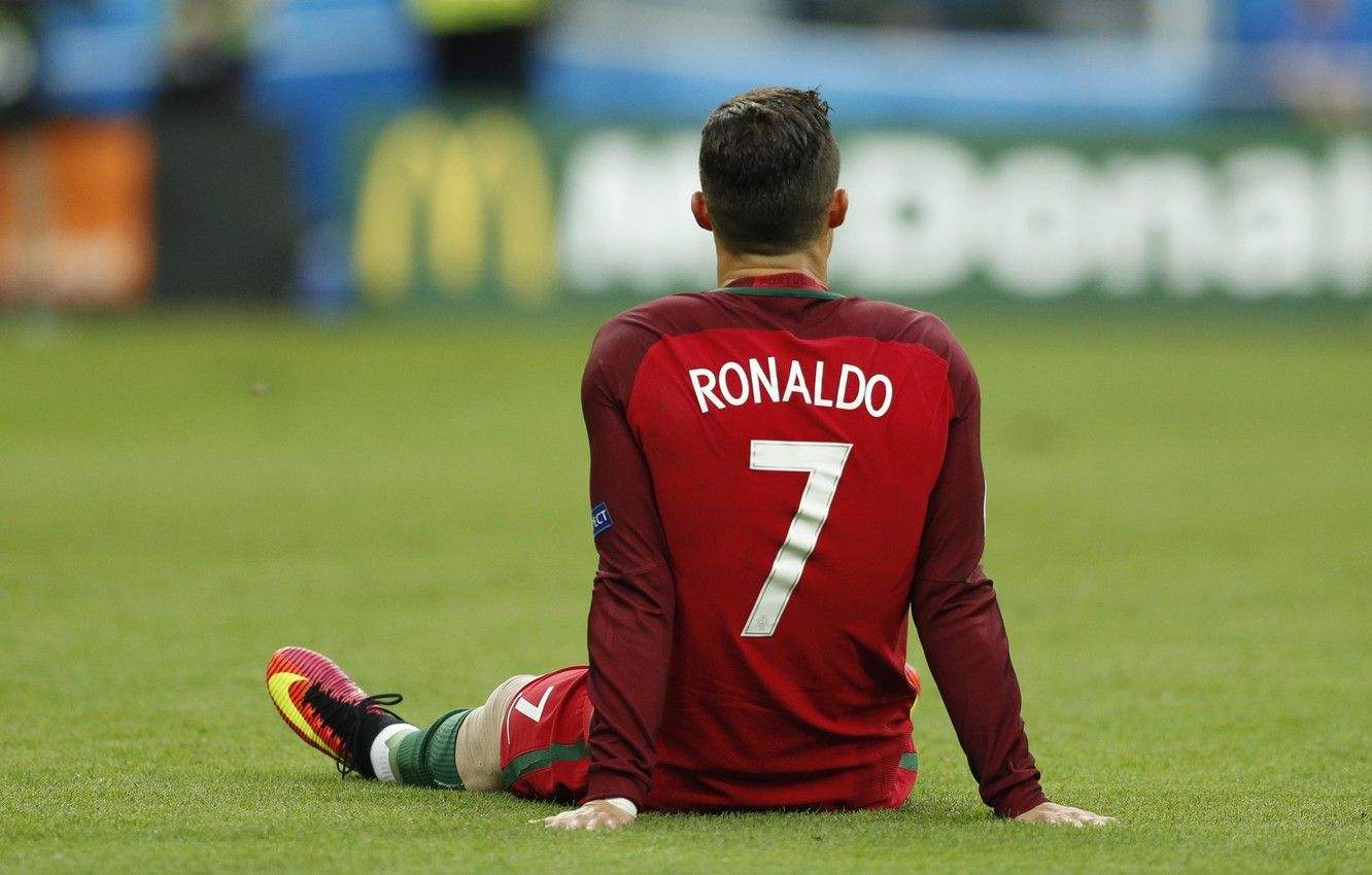 1332x850 Ronaldo Sad Wallpaper