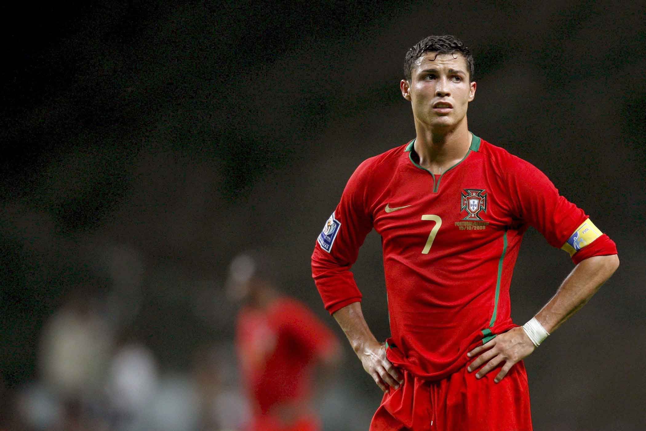 2100x1400 Ronaldo Sad Wallpaper