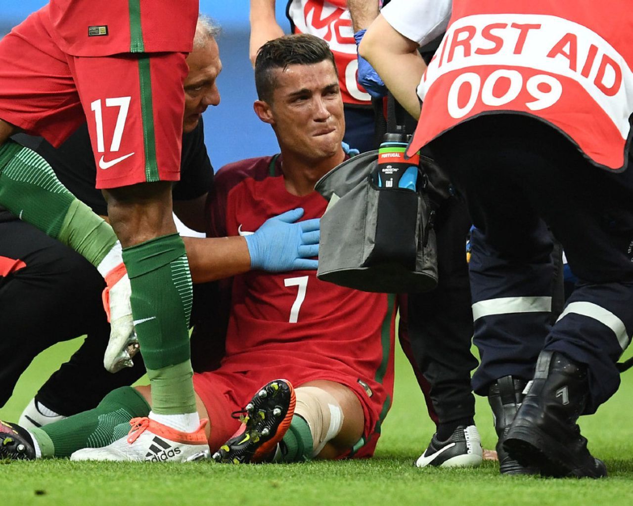 1280x1024 Ronaldo Crying Wallpaper