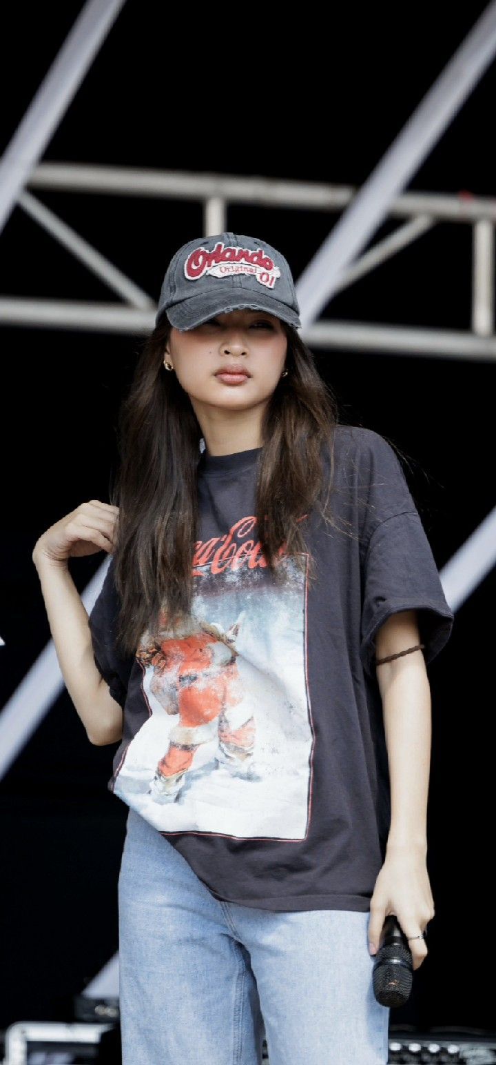 720x1544 bini. Fashion inspo outfits, Pretty brunette, Cute poses for picture