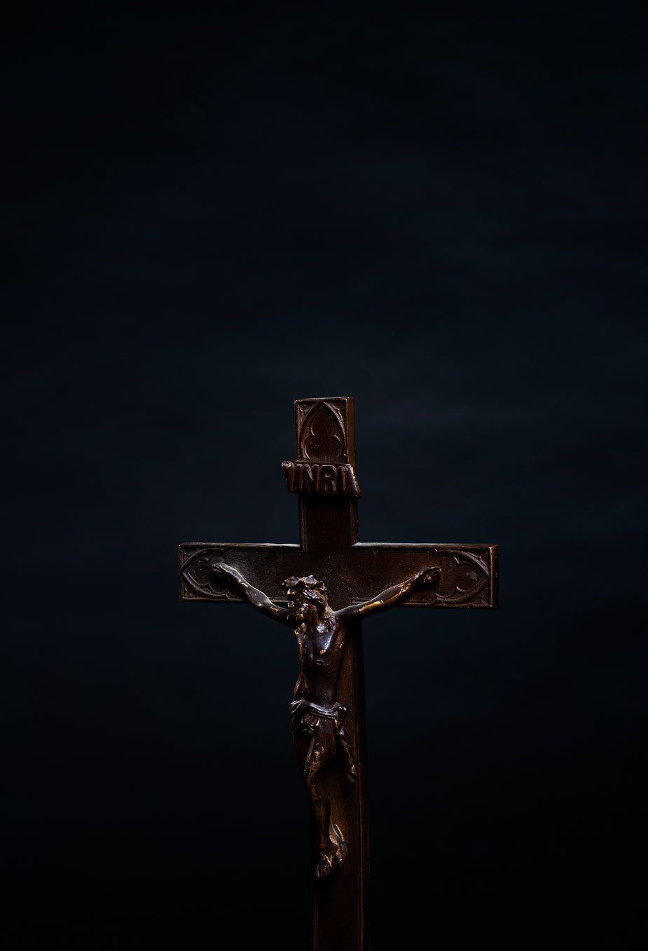 925x1357 Browse Free HD Image of Portrait Of A Wooden Cross On Black Background