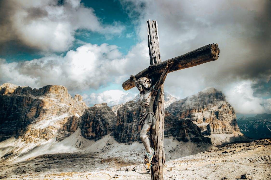 1125x750 A Wooden Crucifix Against the Rock Mountains · Free
