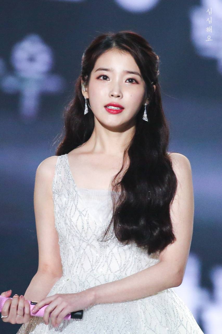 853x1280 IU 19 wallpaper