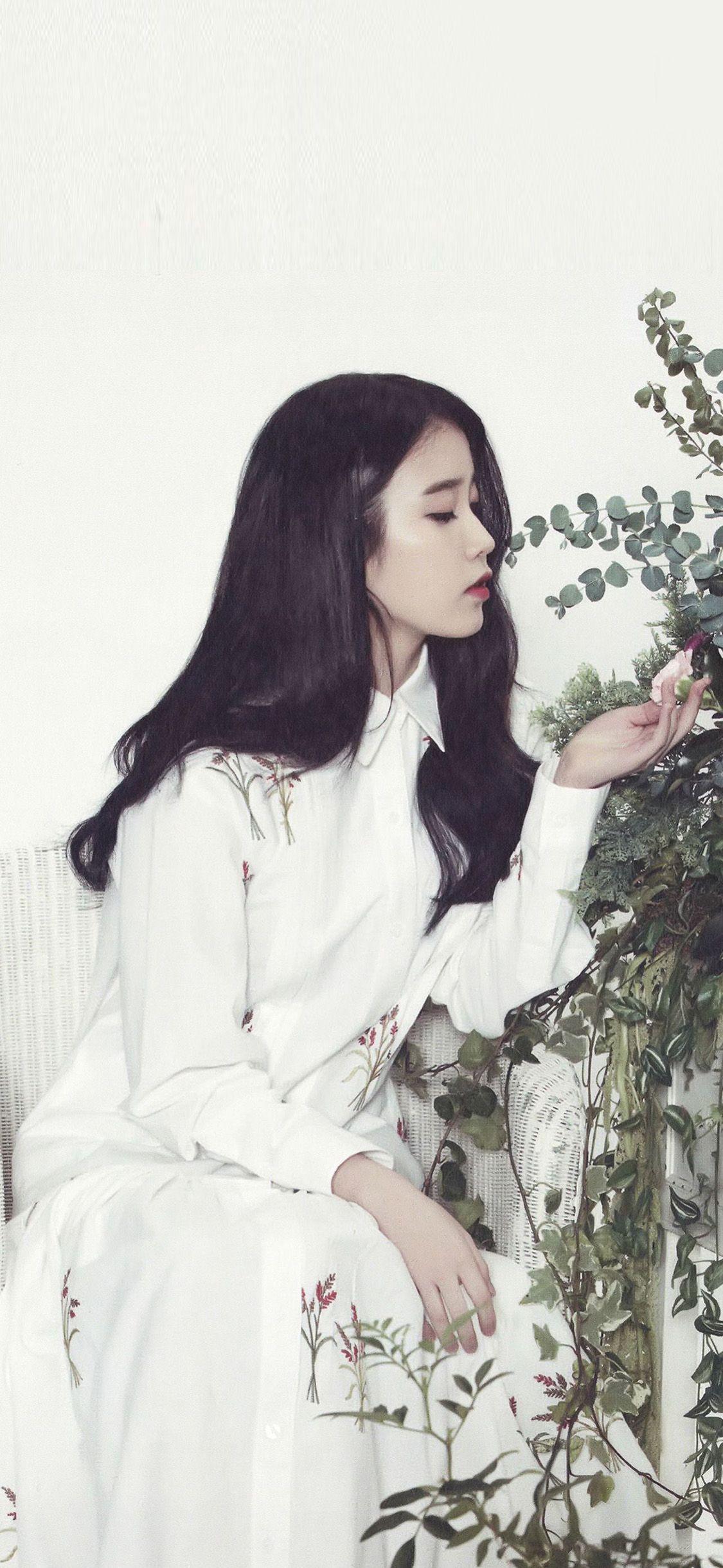 1125x2436 Iu Girl Flower Kpop Cute White Wallpaper