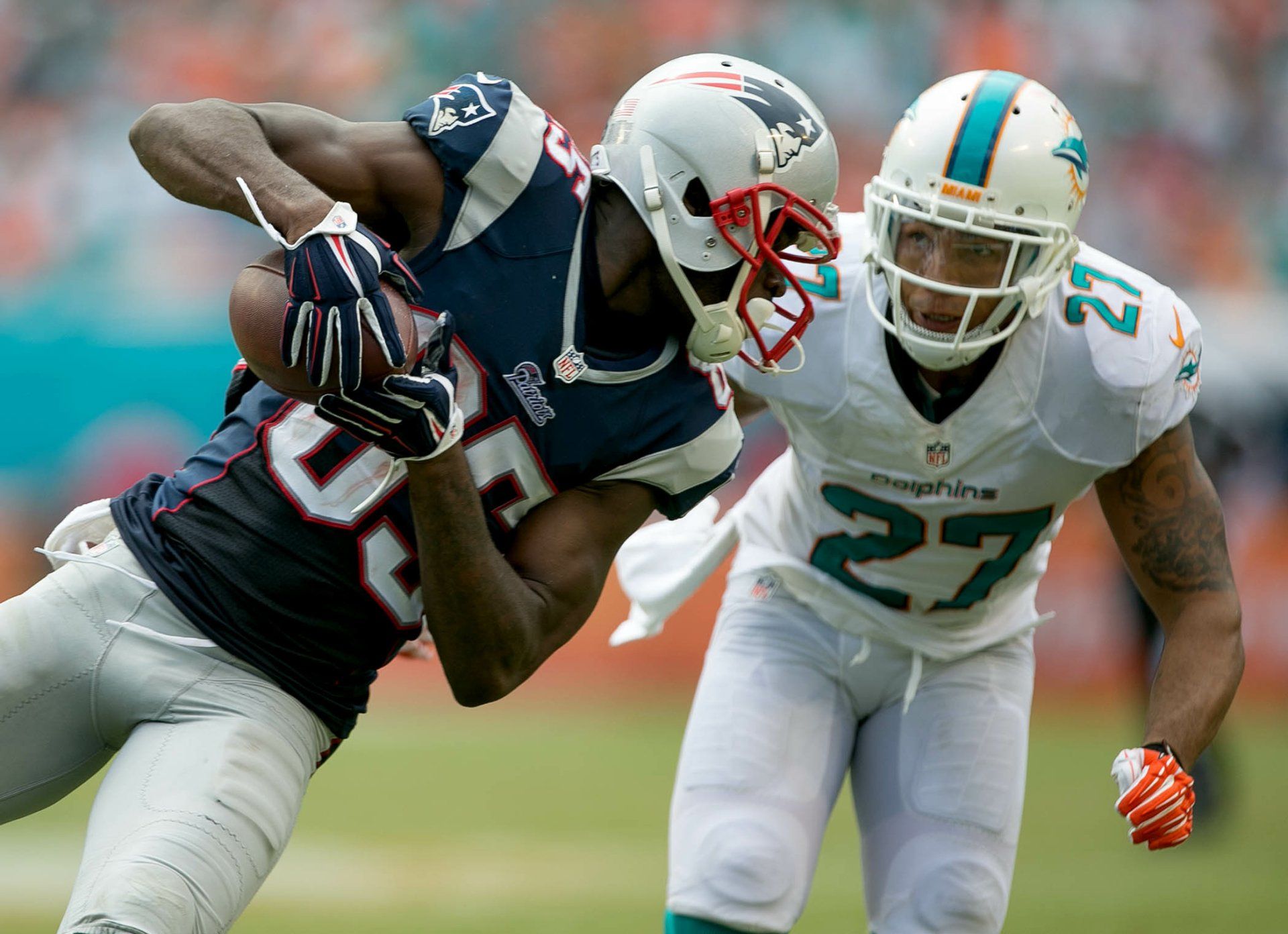 1920x1392 Miami Dolphins HD Wallpaper: Intense NFL Action in Vibrant Sports Moments
