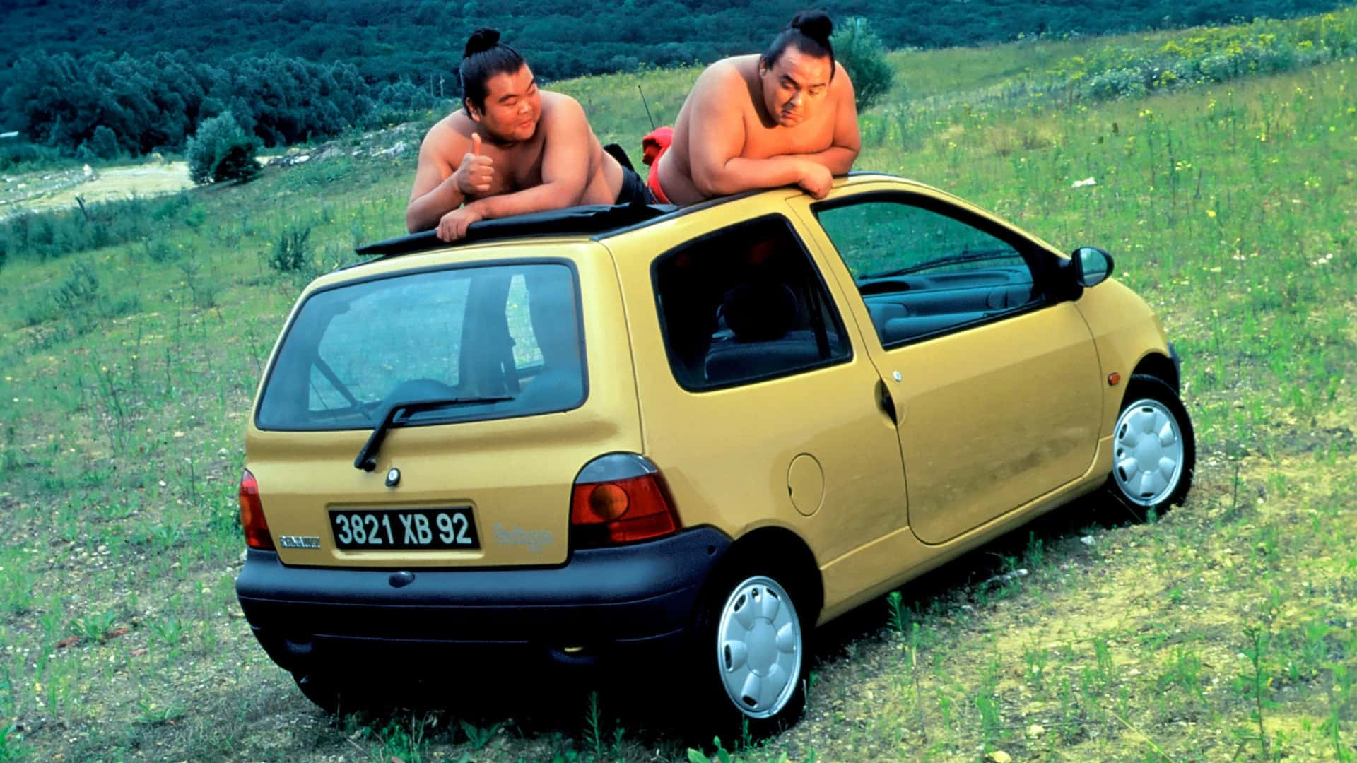 1920x1080 Download Sumo Wrestlers Renault Twingo Wallpaper