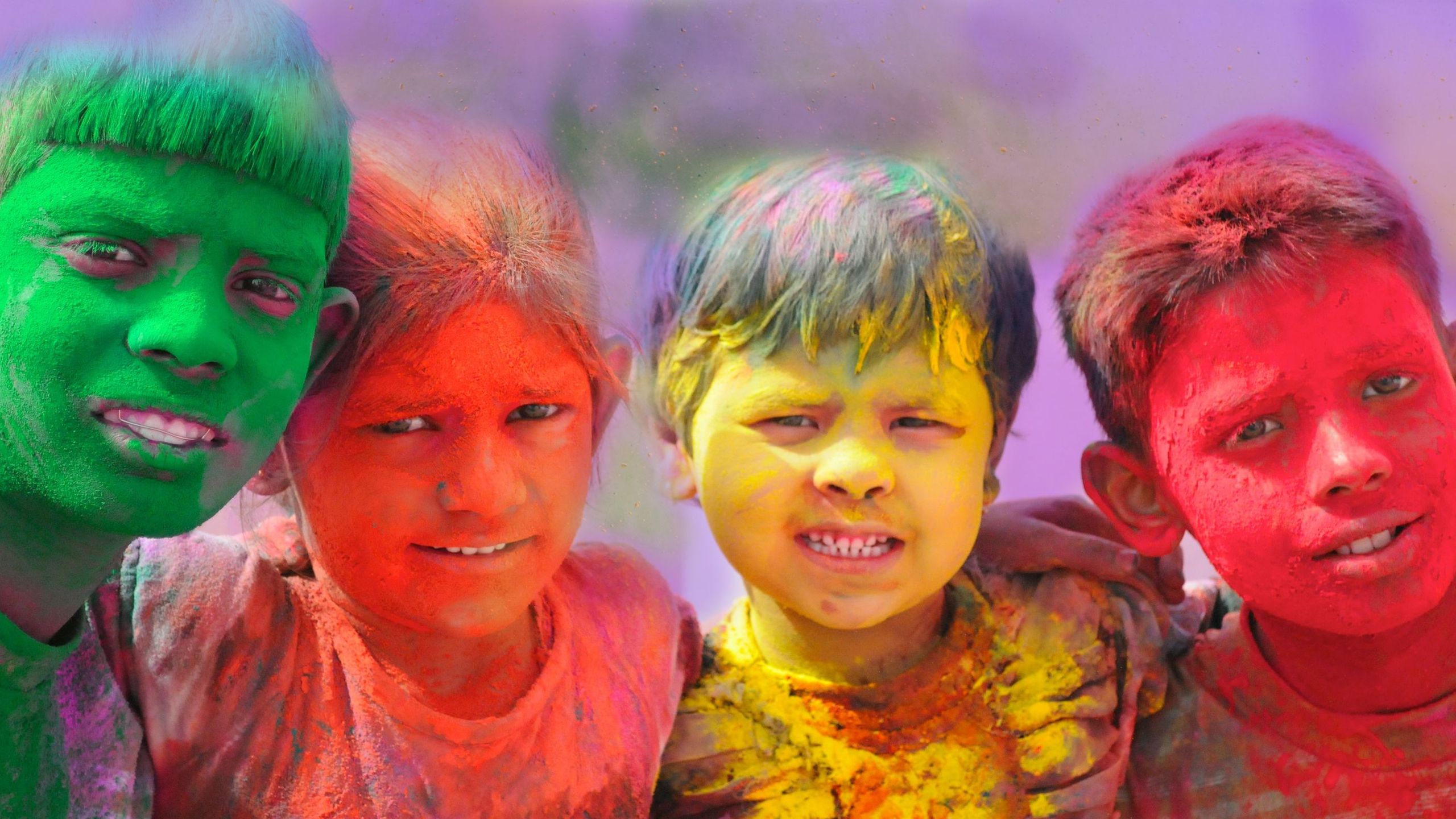 2560x1440 Vibrant Holi Celebration: Joyful Children in Colors
