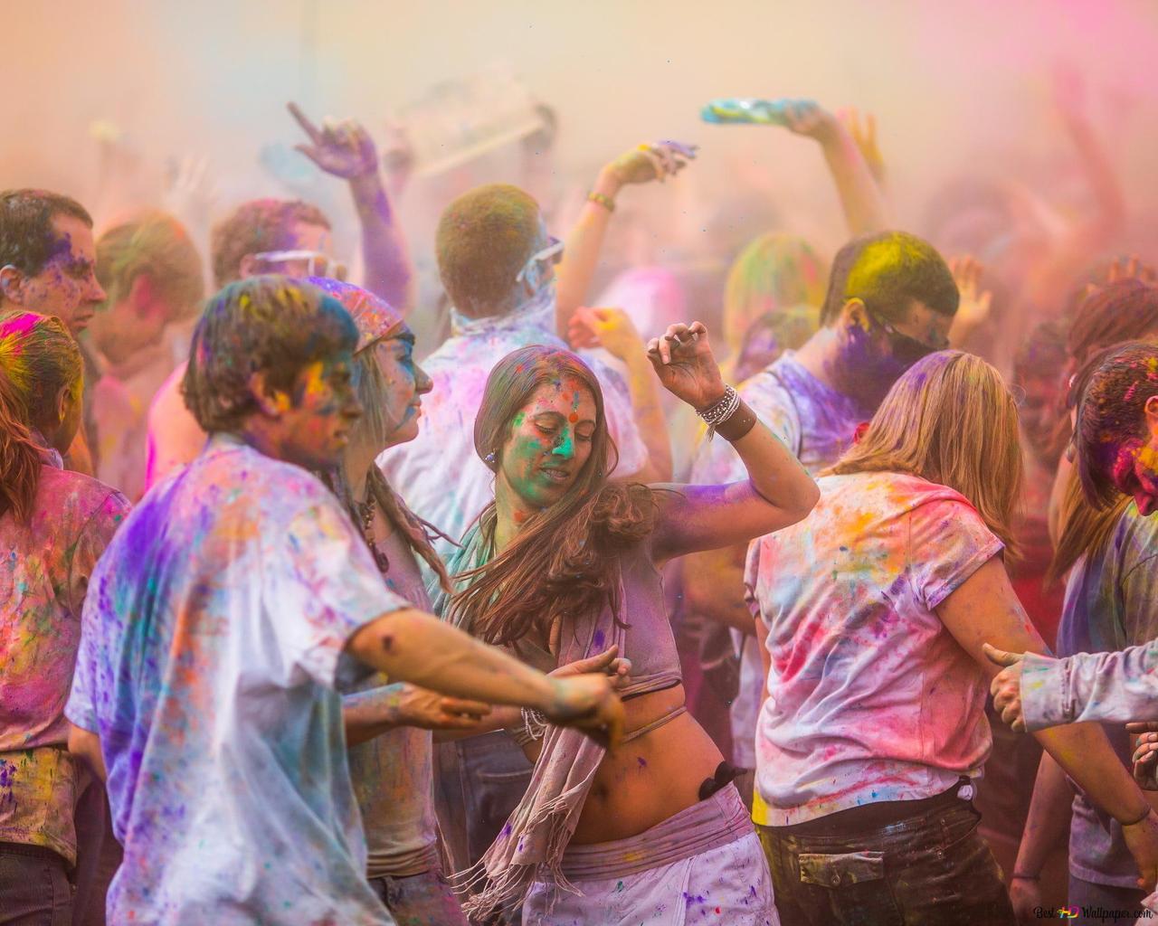 1280x1024 Girl and boy dancing in Holi festival with painted face, hair and dress 2K wallpaper download