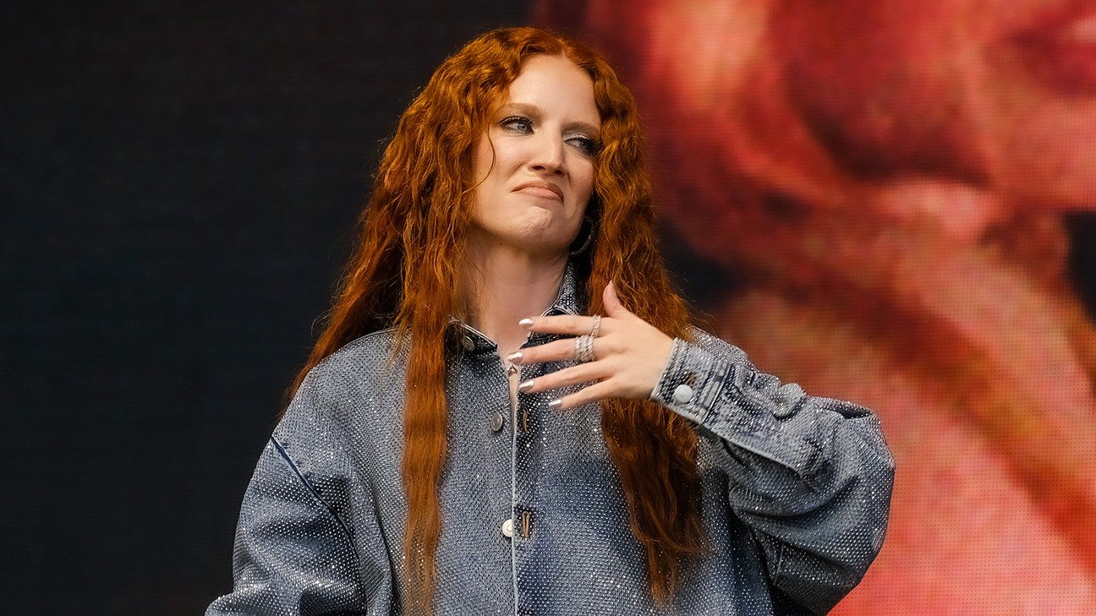 1600x900 Jess Glynne Slams White House Using Jet2 Holiday Trend for ICE Meme
