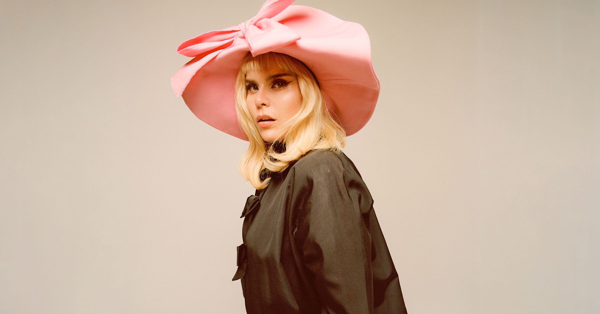 2400x1256 Paloma Faith Wallpaper