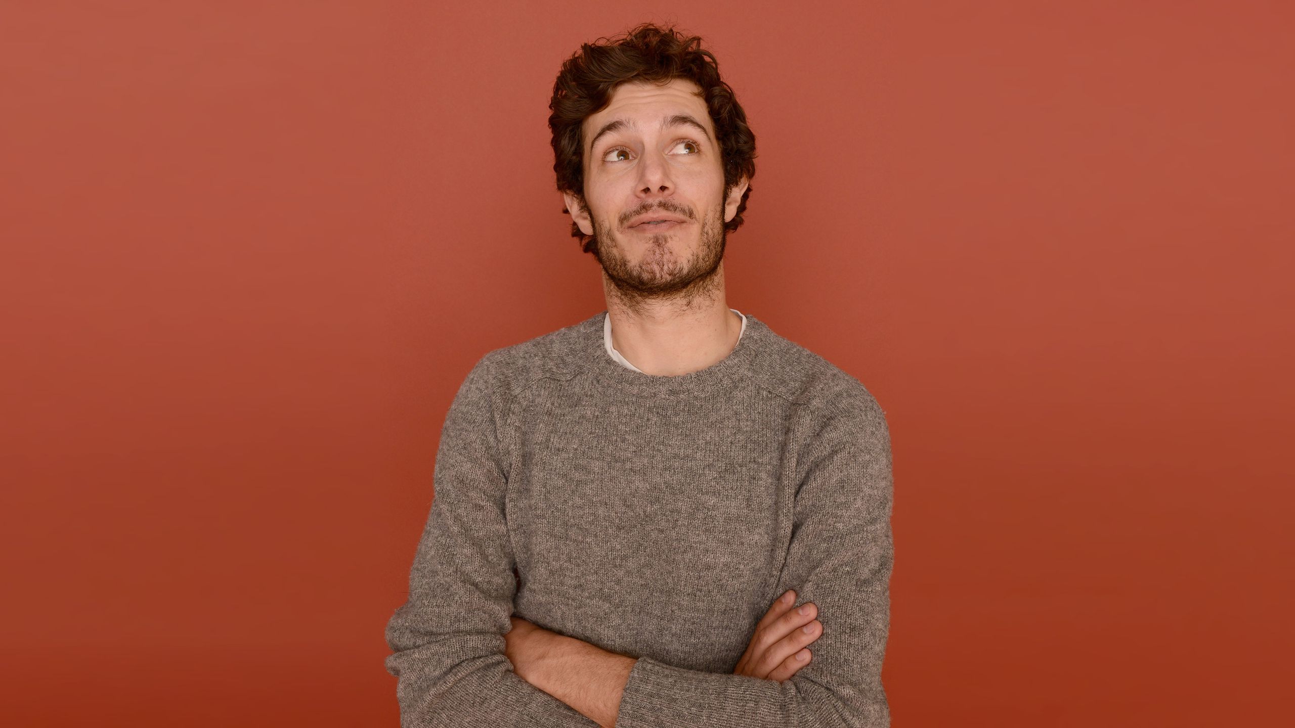 2560x1440 Adam Brody On Dating Fails, Romance, And Why He And Leighton Meester Are 'Big Hand Holders'