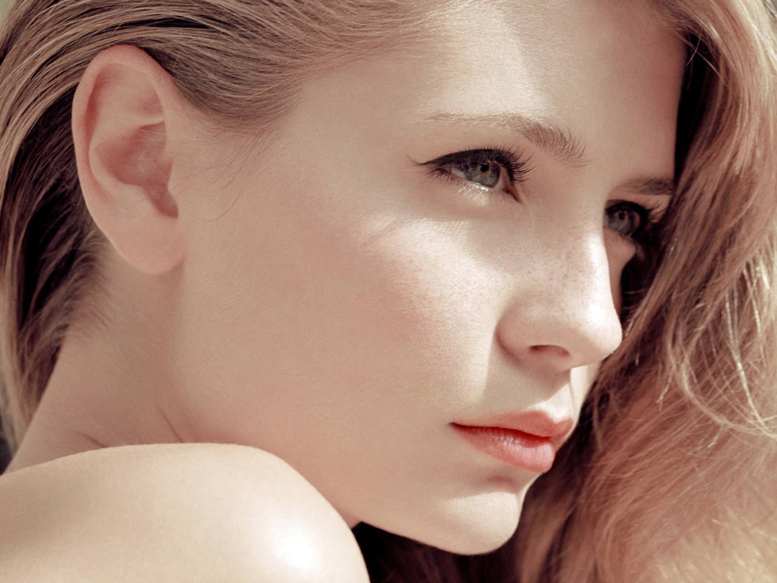 1600x1200 Mischa Barton Desktop wallpaper 1152x864