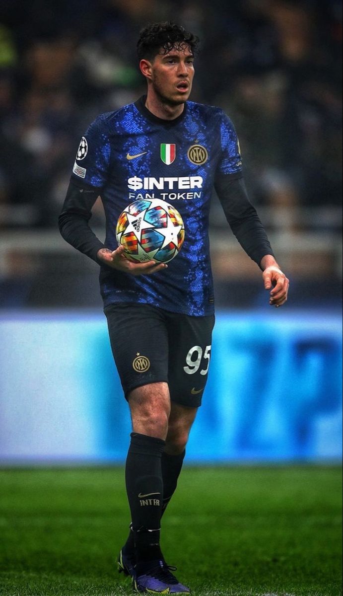 691x1200 Alessandro Bastoni ⚽️. Foto di calcio, Immagini di calcio, Calcio