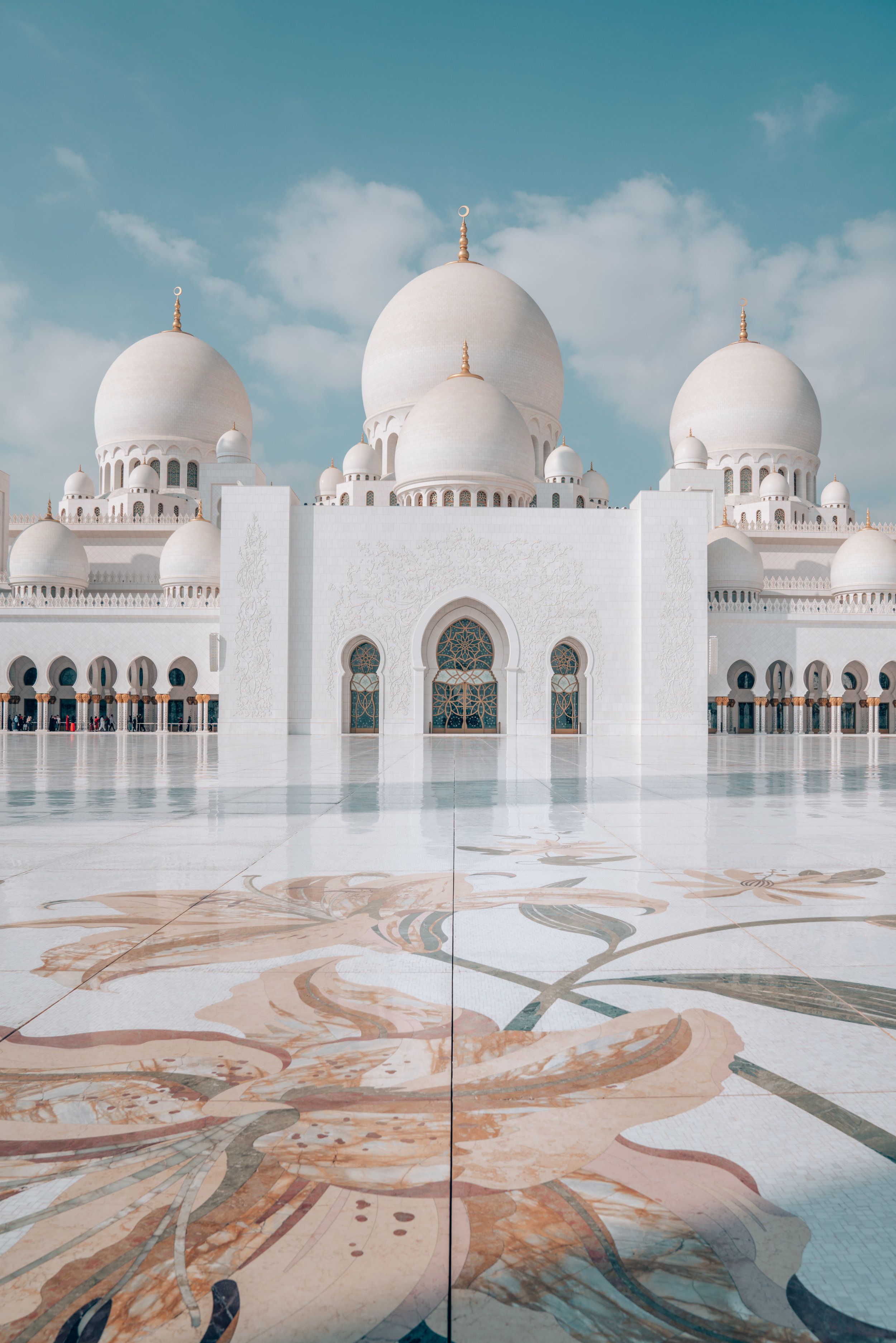 2500x3748 THINGS YOU NEED TO KNOW BEFORE VISITING THE SHEIKH ZAYED MOSQUE IN ABU DHABI