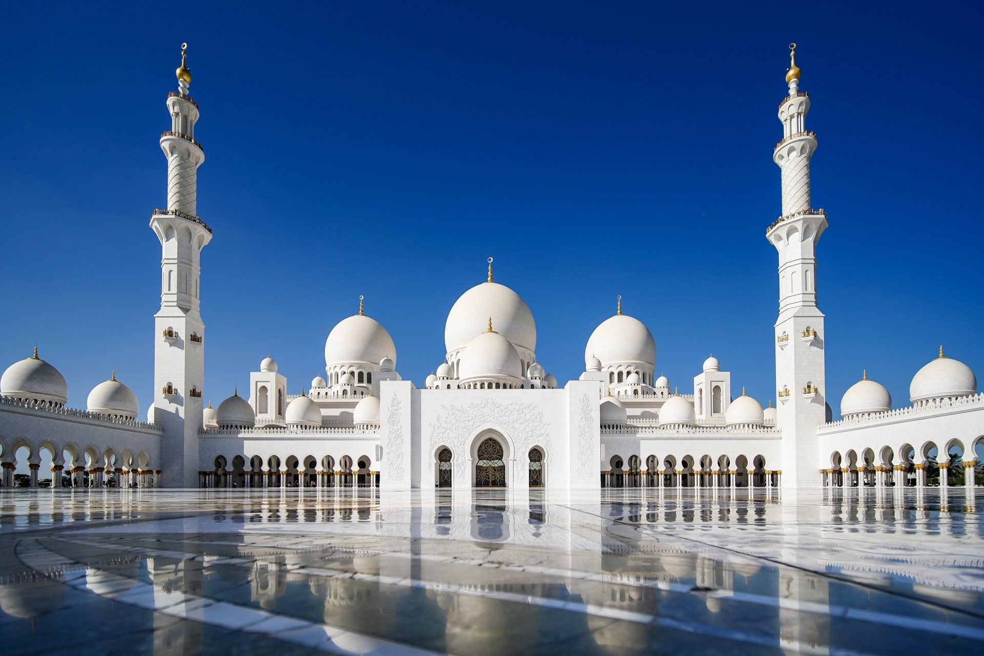 1920x1280 Sheikh Zayed Grand Mosque Reflection. Abu Dhabi 4K Ultra HD Wallpaper