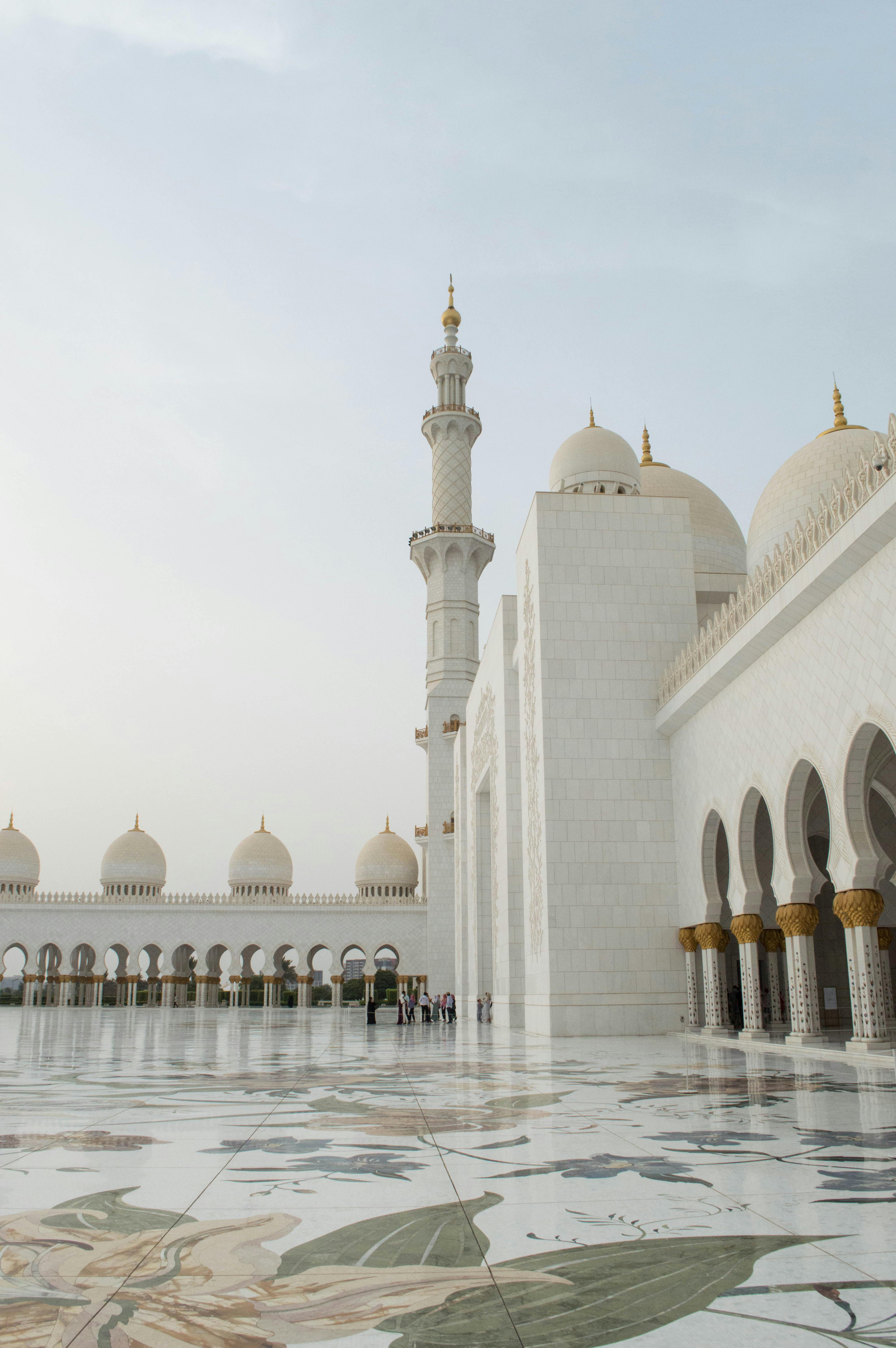4000x6016 Courtyard of the Sheikh Zayed Grand Mosque with a Marble Floor · Free
