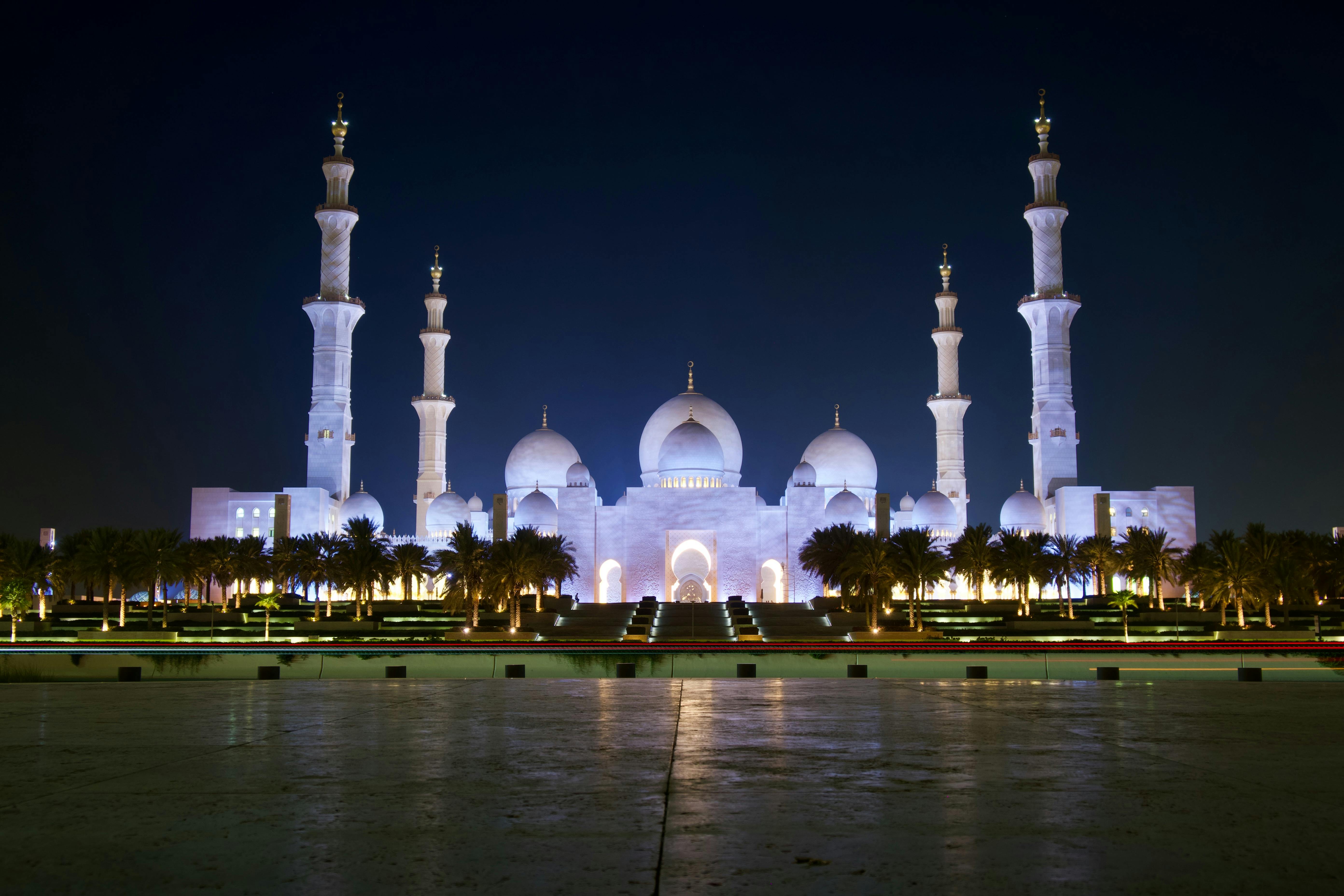 5568x3712 The Sheikh Zayed Grand Mosque at Night · Free