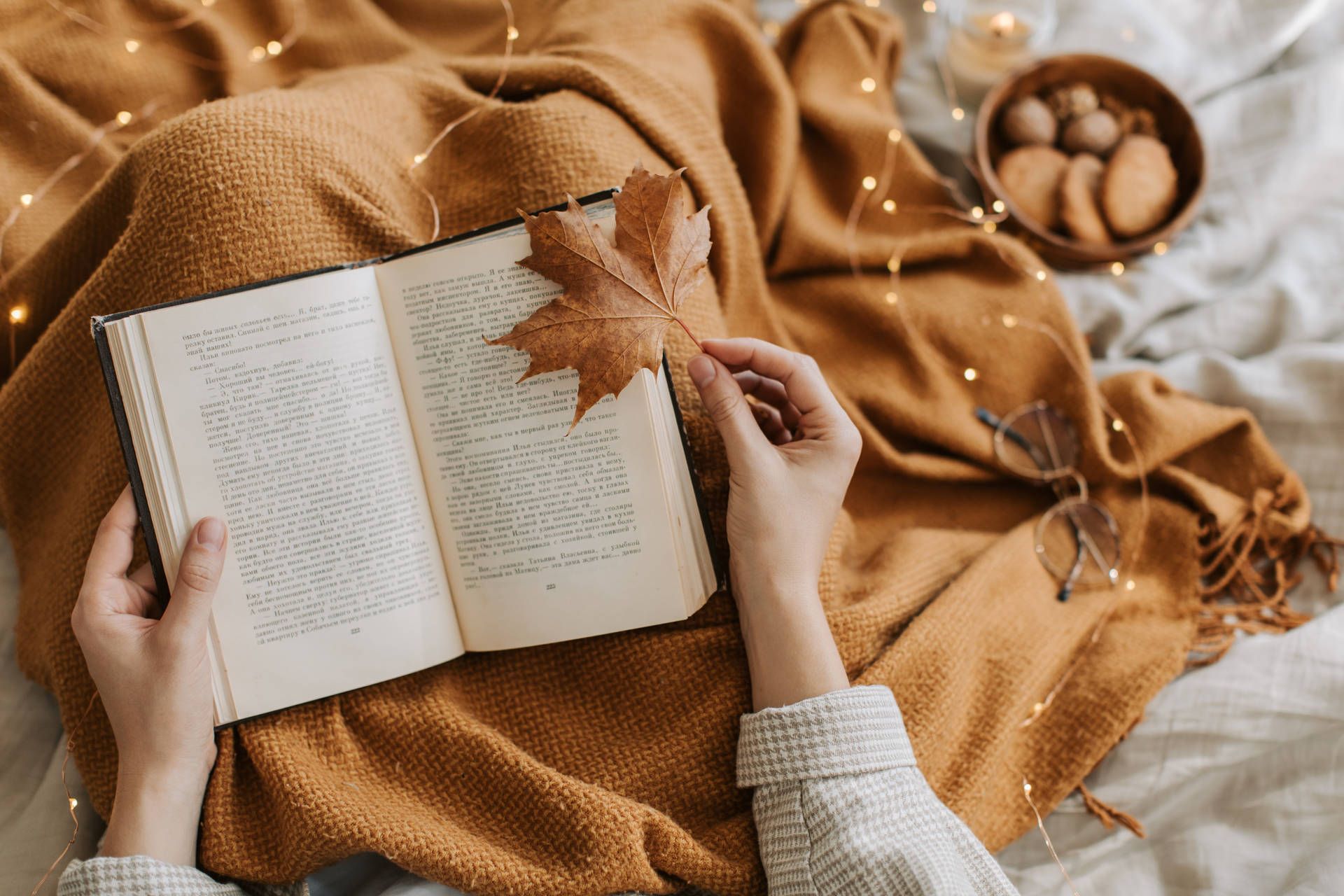 1920x1280 Aesthetic Book Desktop Wallpaper