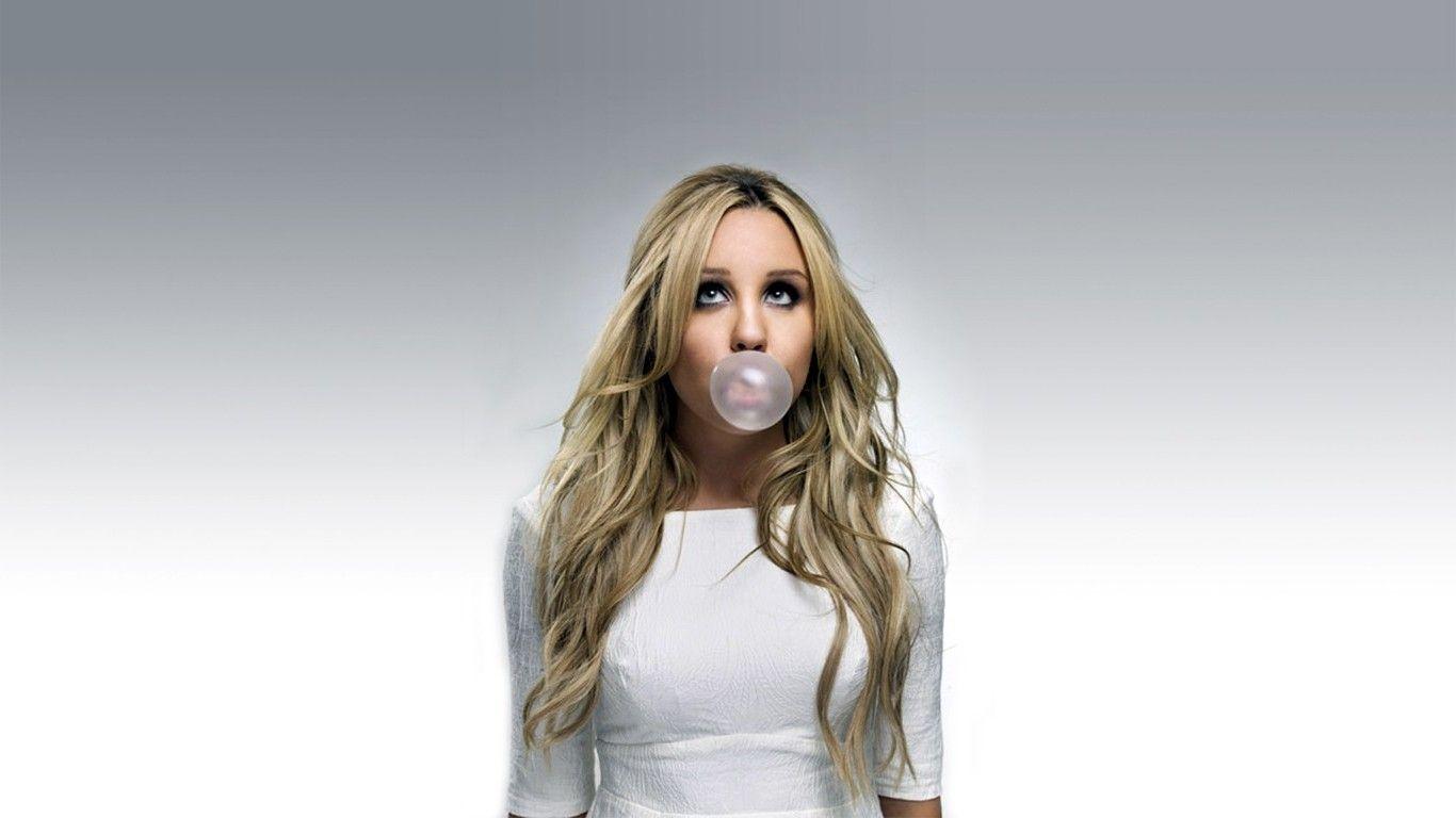 1366x768 Amanda Bynes Wallpaper