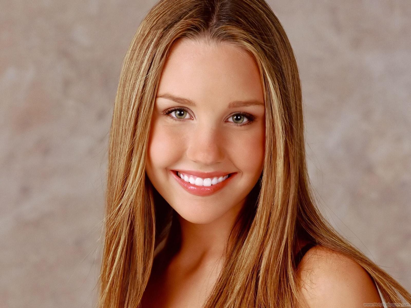 1600x1200 Amanda Bynes Wallpaper 100460