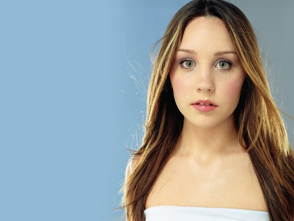 1024x768 Amanda Bynes: a Cry for Help?