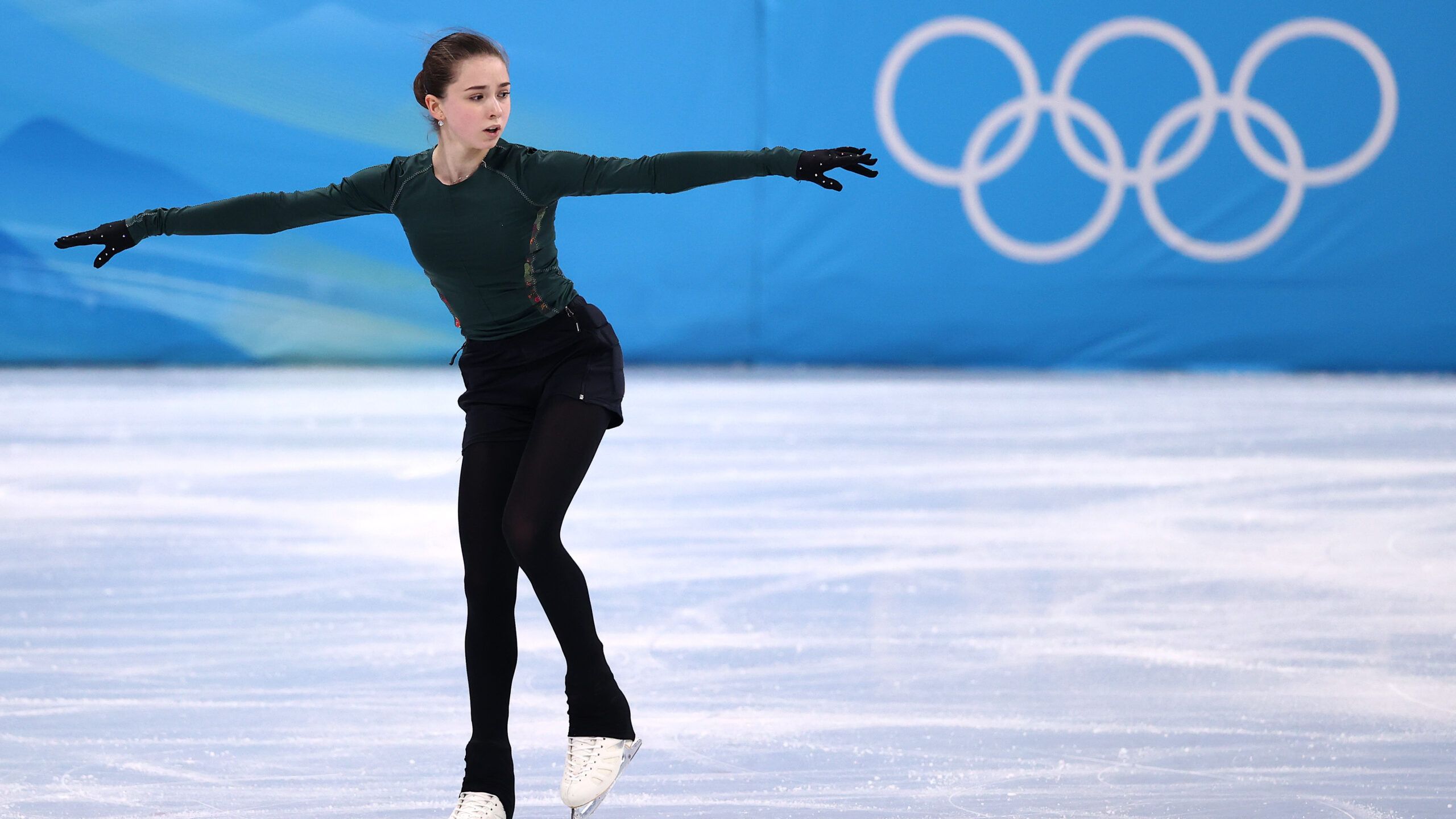 2560x1440 Russian figure skater Kamila Valieva cleared to keep competing at Beijing Olympics