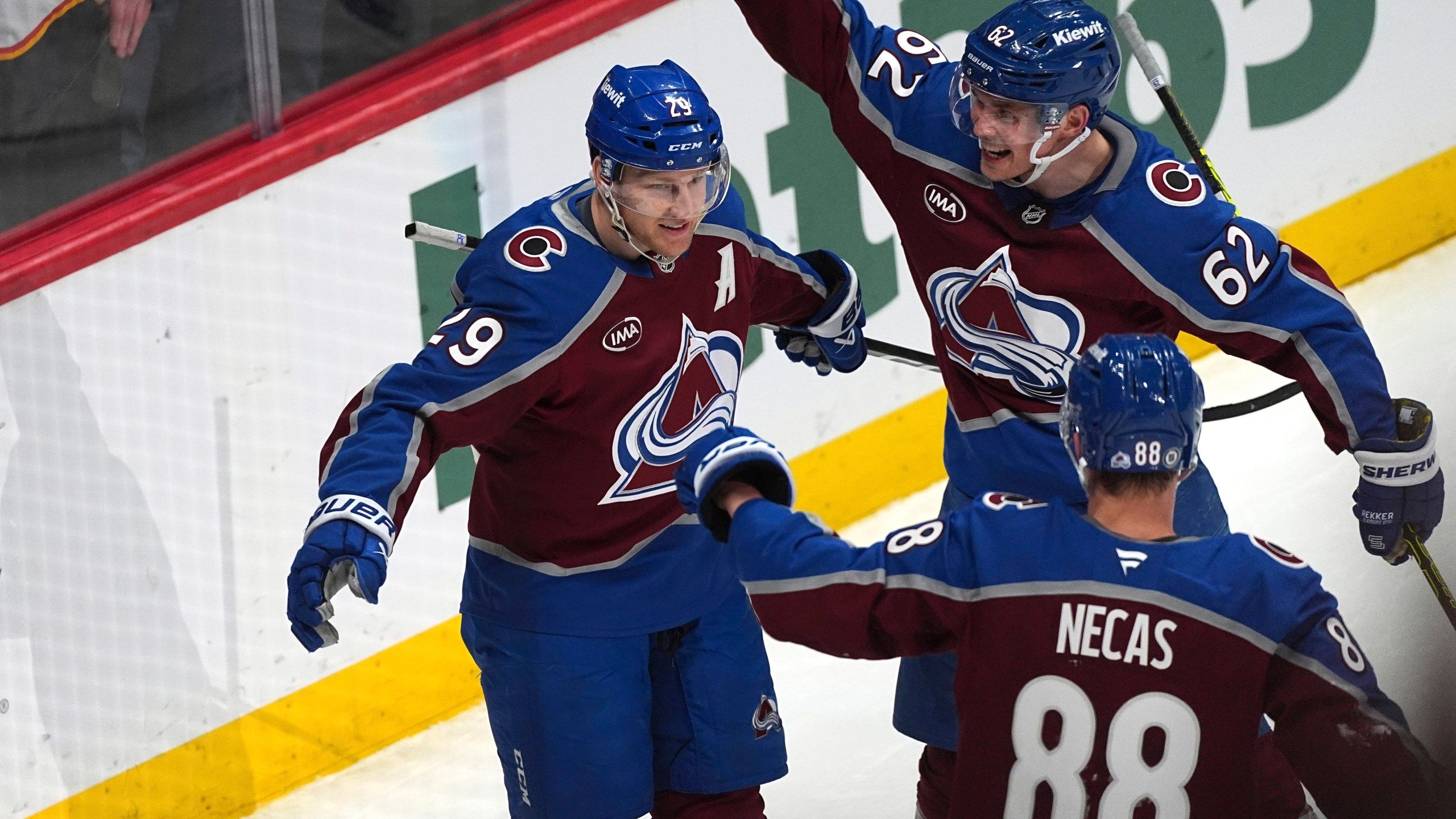 2560x1440 After the milestone was first wiped out by an offsides review, MacKinnon finally earns 000th point
