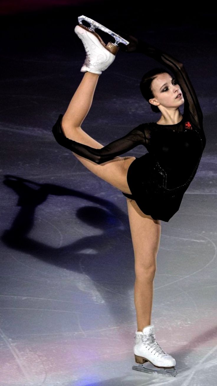 736x1311 Anna Shcherbakova figure skating