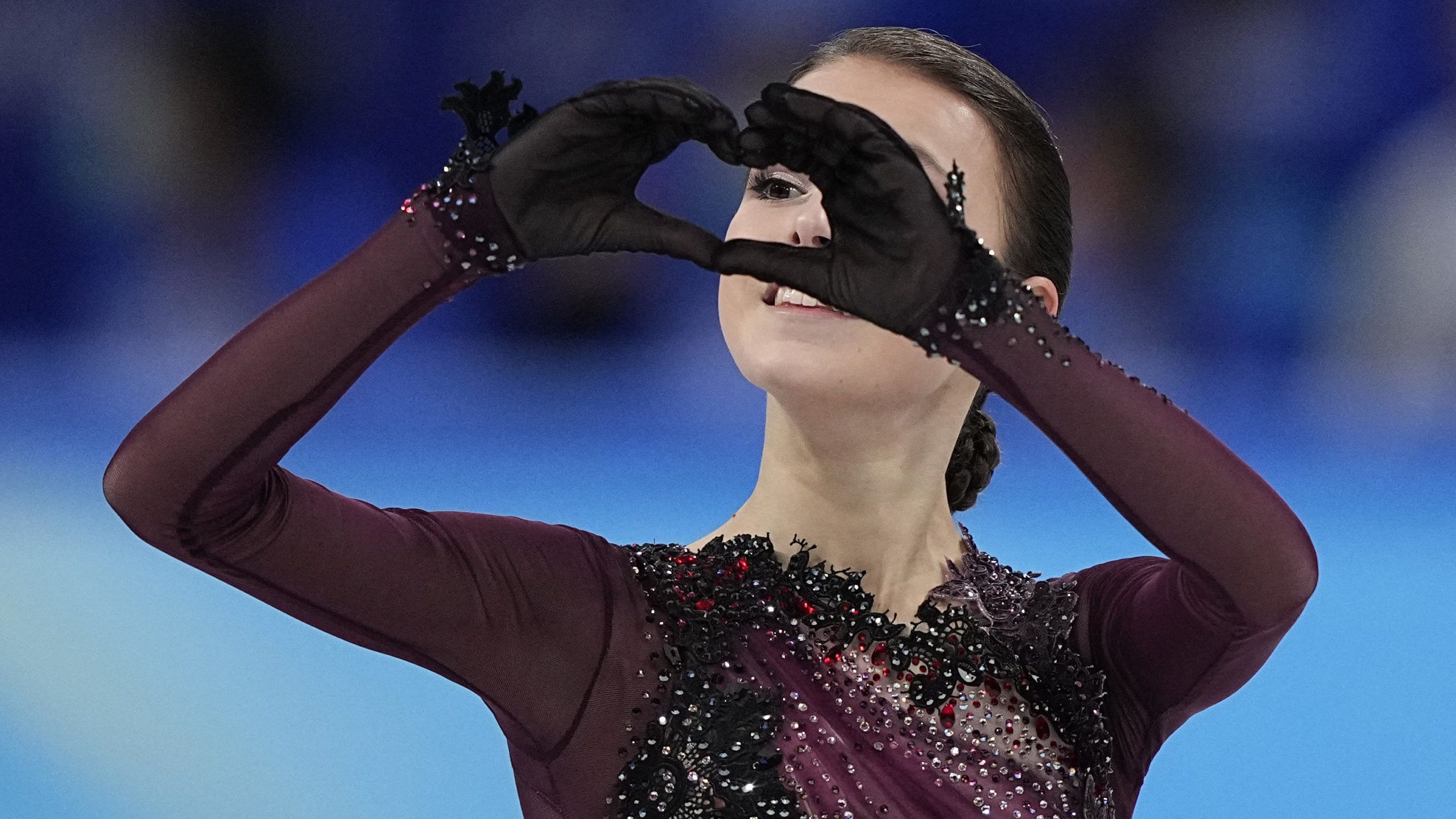 2560x1440 Shcherbakova wins figure skating gold as Valieva collapses