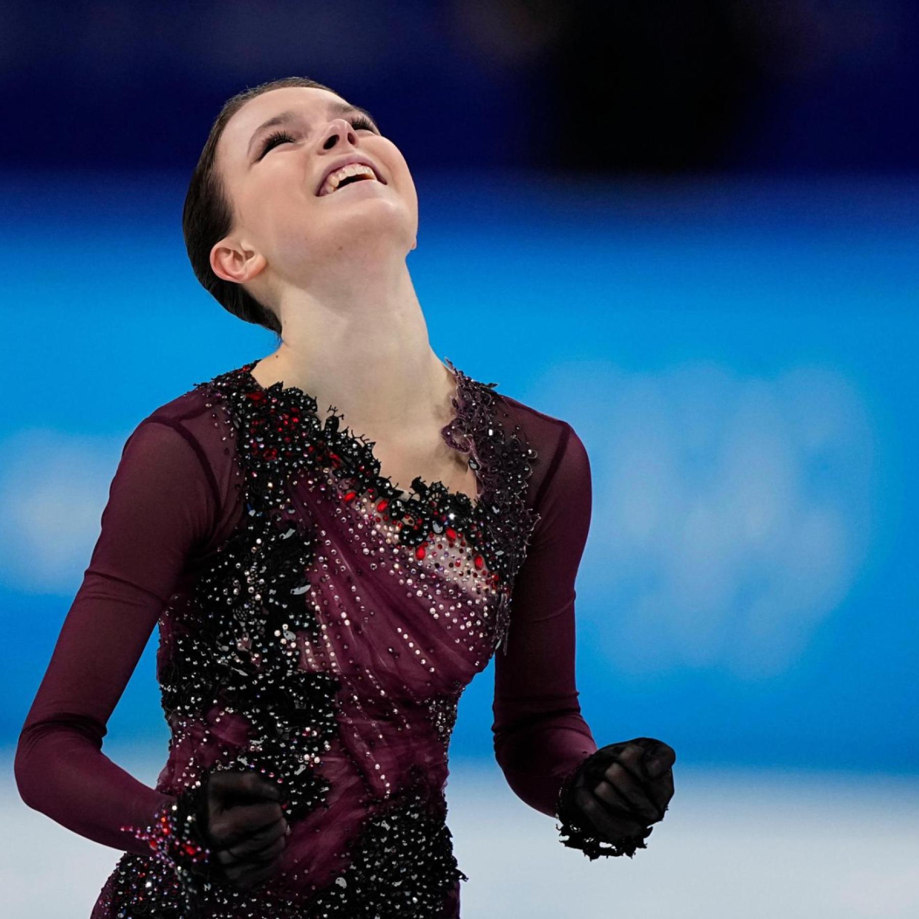 1800x1800 Shcherbakova wins figure skating gold as Valieva collapses
