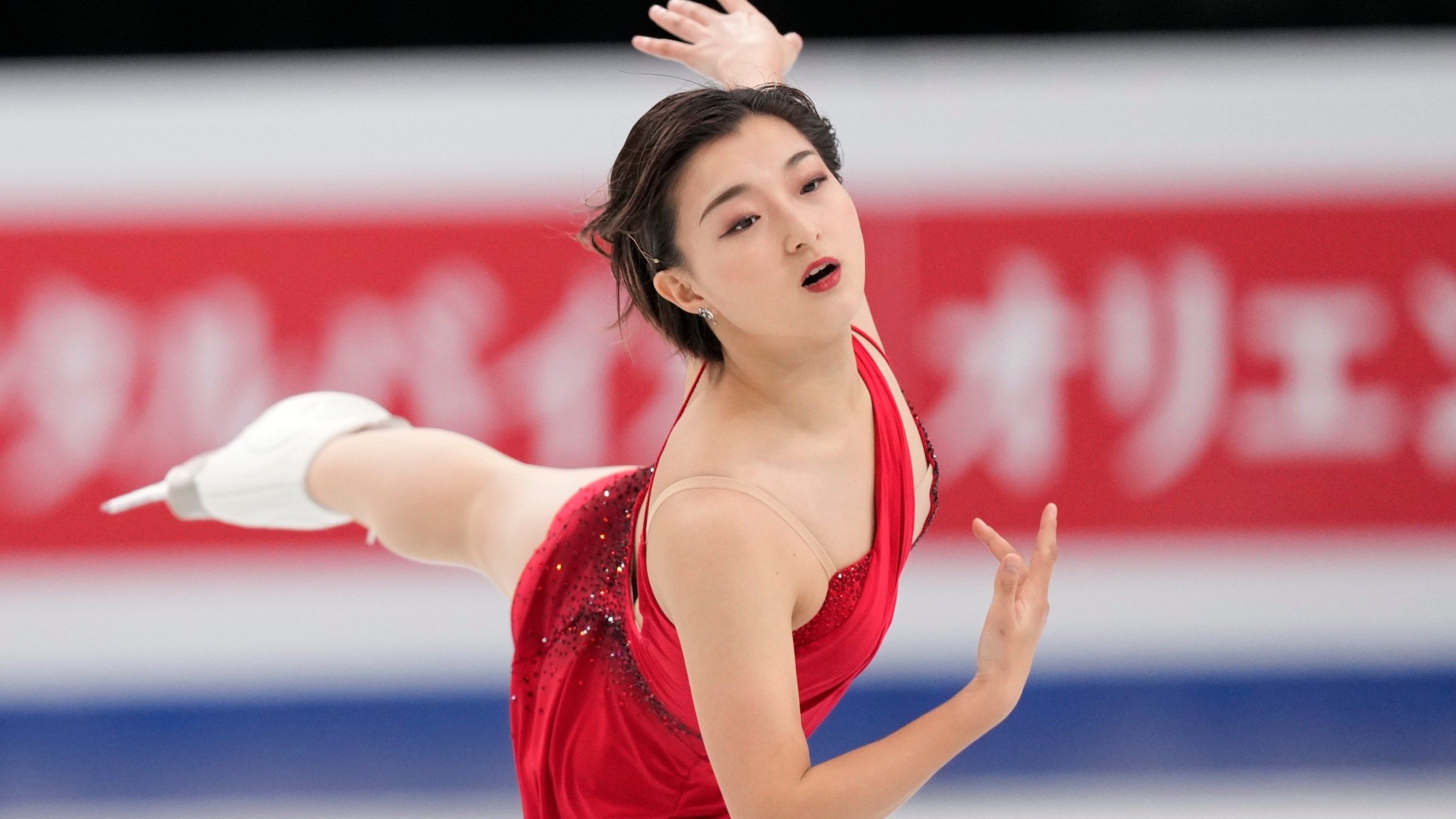 2560x1440 Sakamoto defends women's title at figure skating worlds