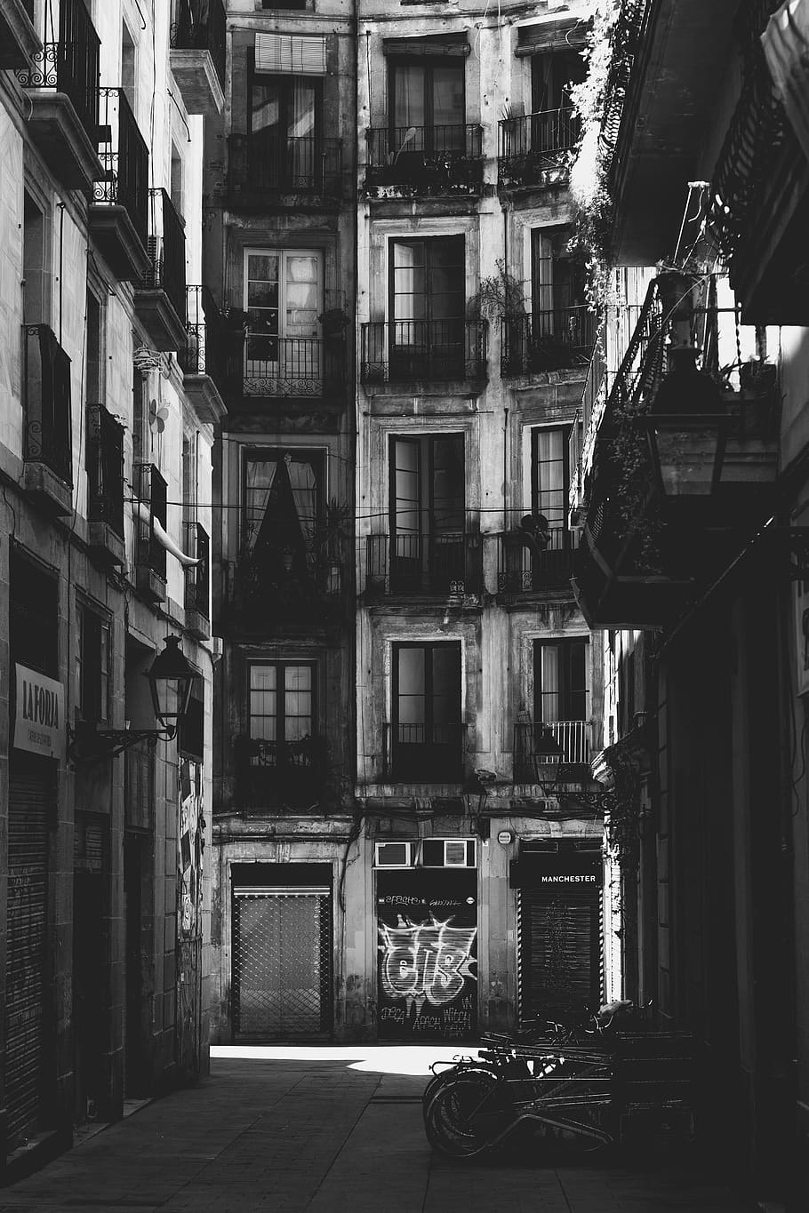 910x1365 spain, barcelona, black and white, travel, apartment, balcony, summer, autumn