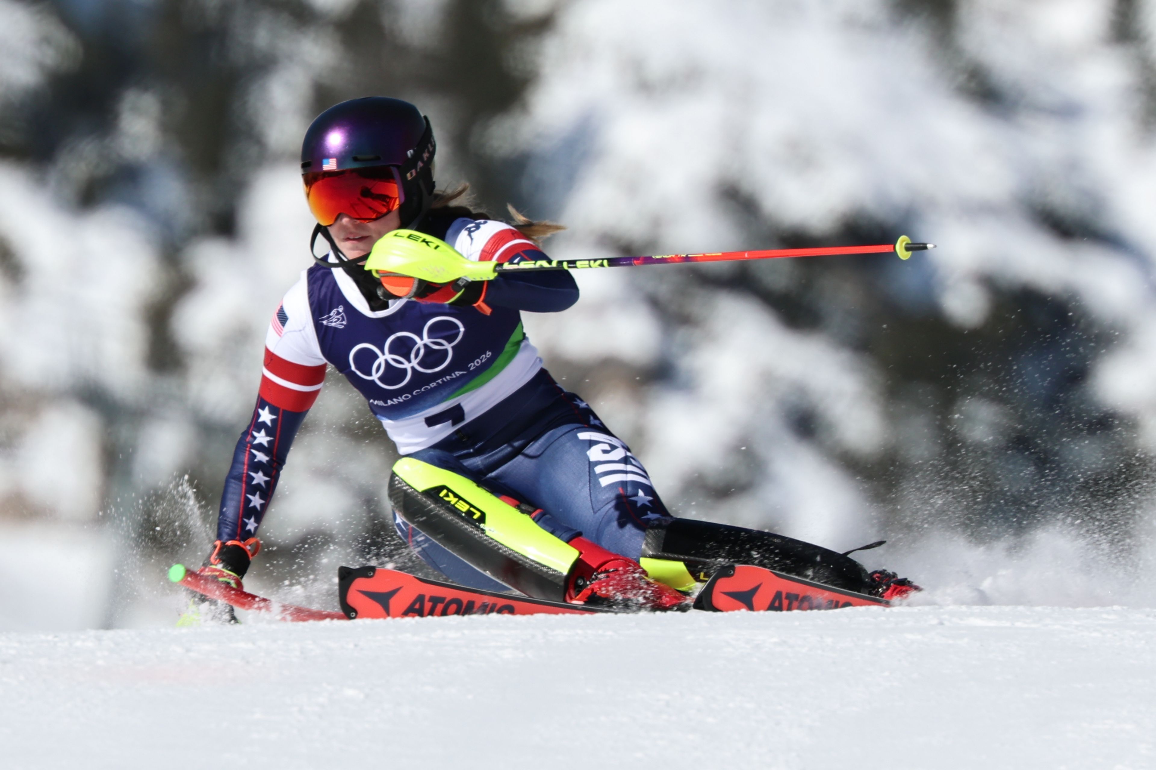 3840x2560 US star Mikaela Shiffrin darts to early lead in women's slalom at Mila