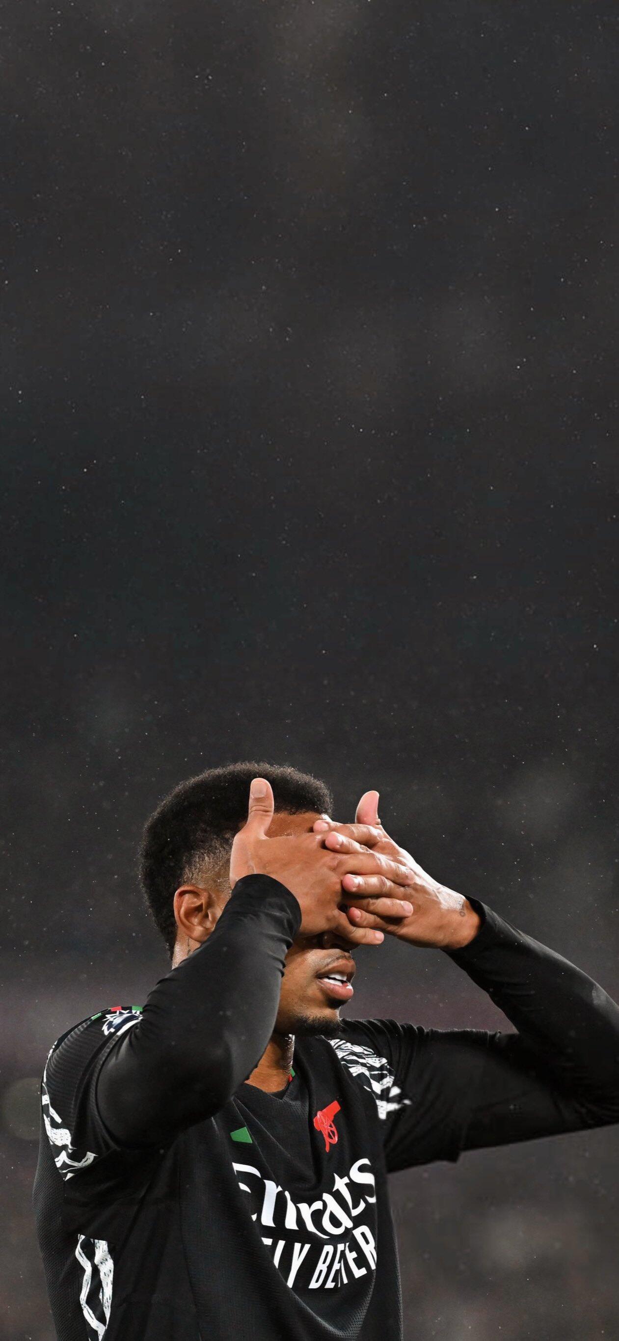 1261x2731 Arsenal F.C. Phone Wallpaper: Capturing the Emotion of Soccer