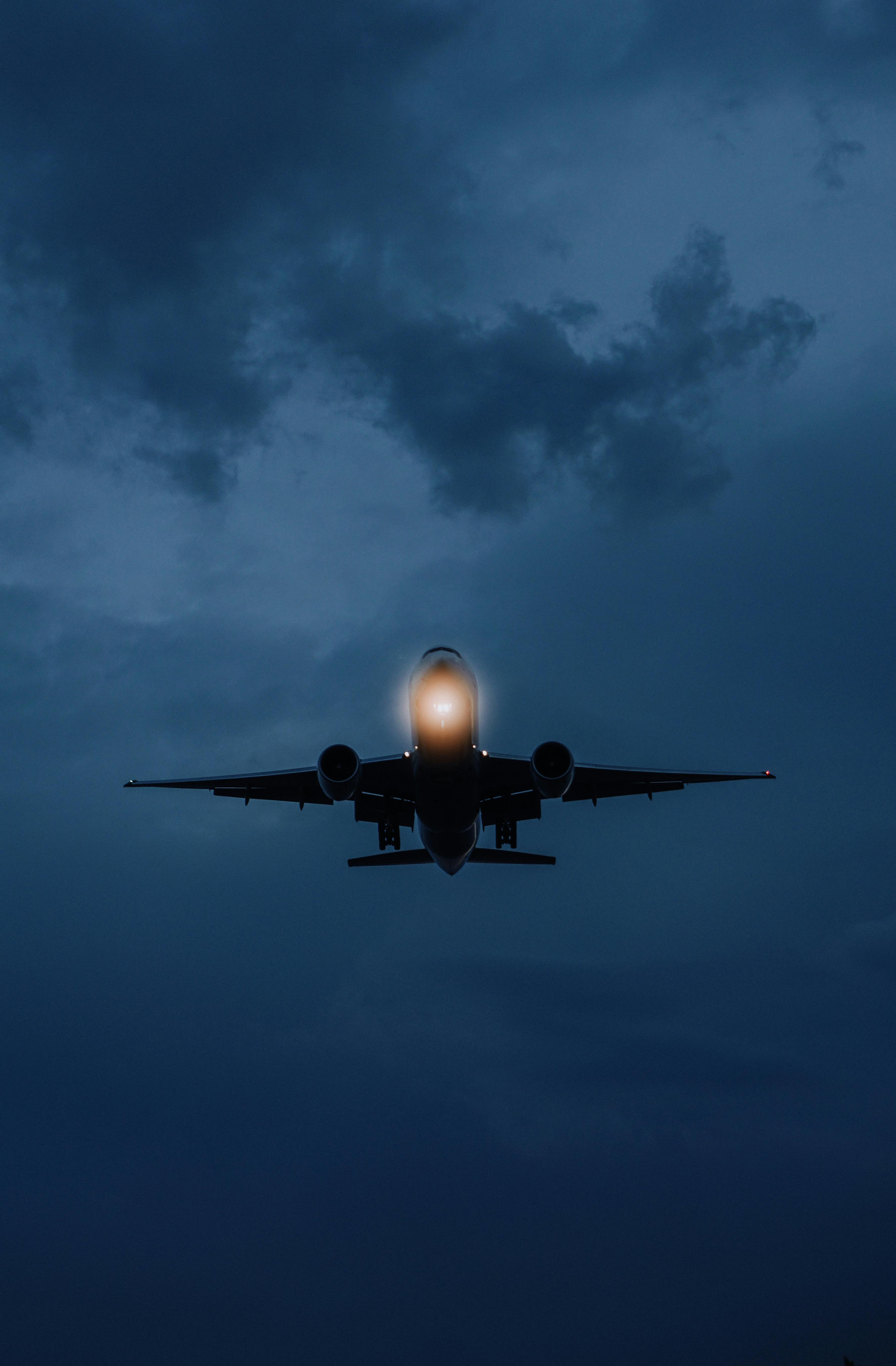 3545x5401 An Airplane Flying at Night · Free