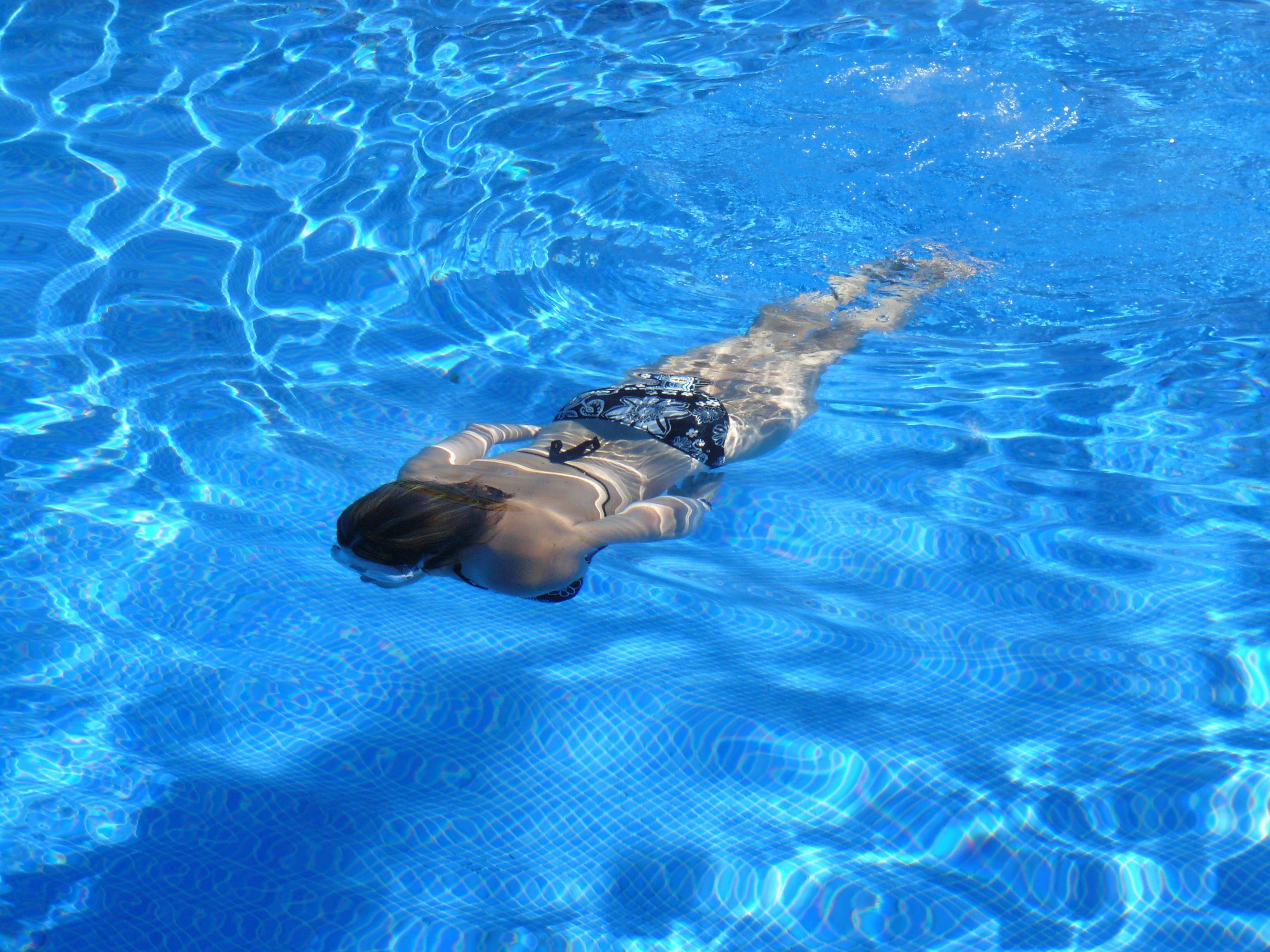 3072x2304 Photo of woman swimming on pool HD wallpaper