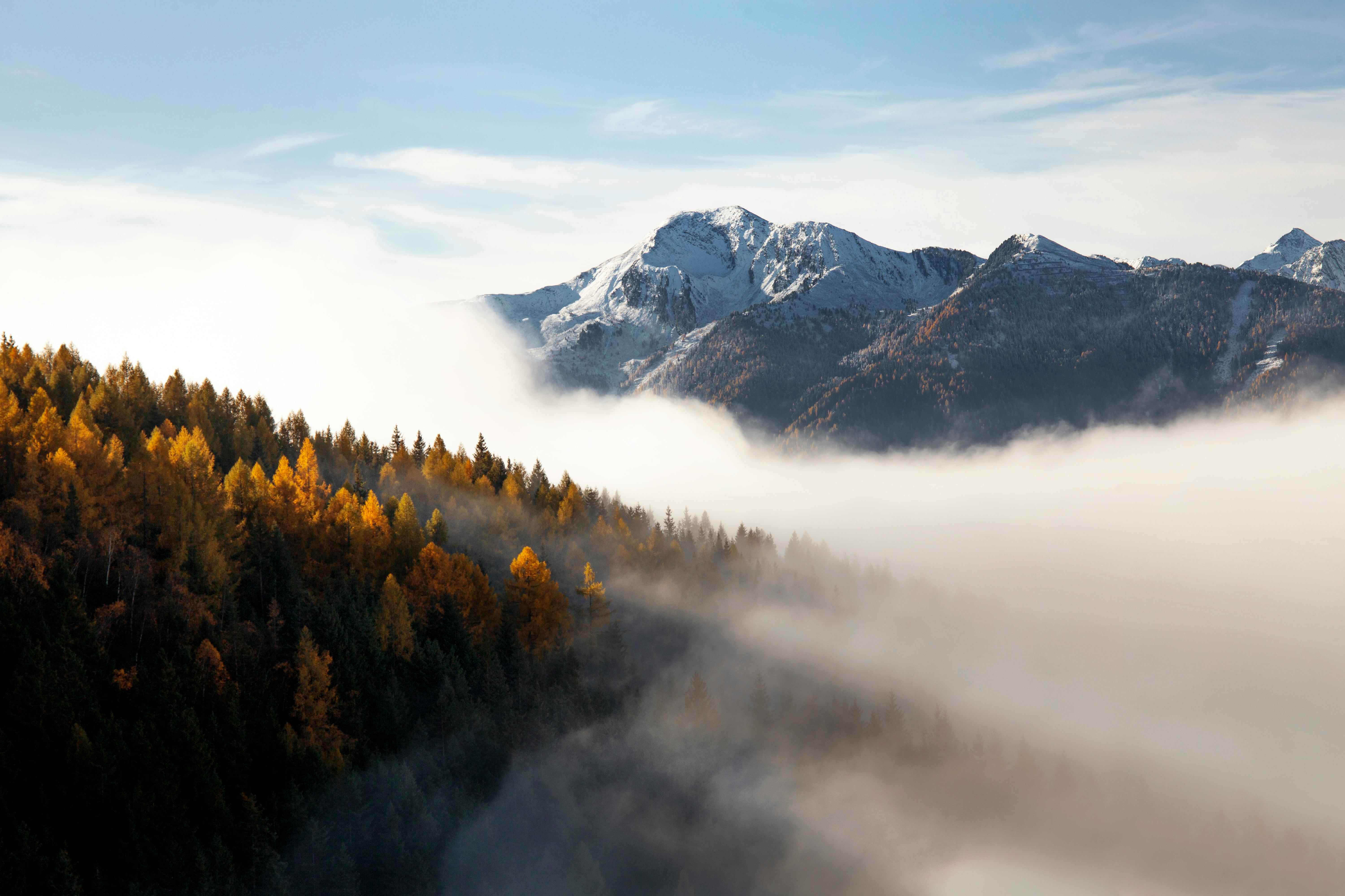 6000x4000 View of Mountains in Autumn · Free