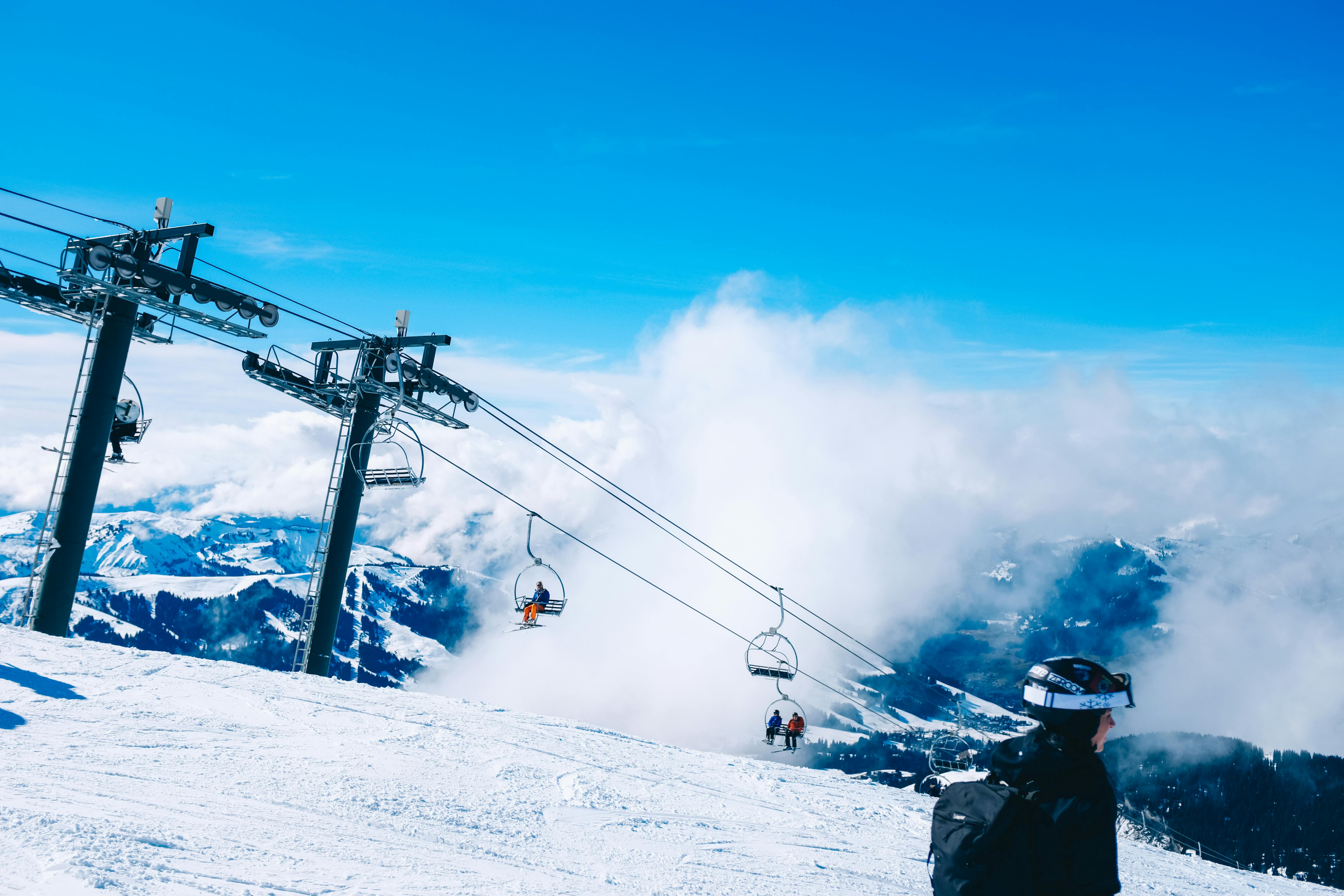 6000x4000 People on a Ski Lift on a Ski Slope under a Clear Blue Sky · Free