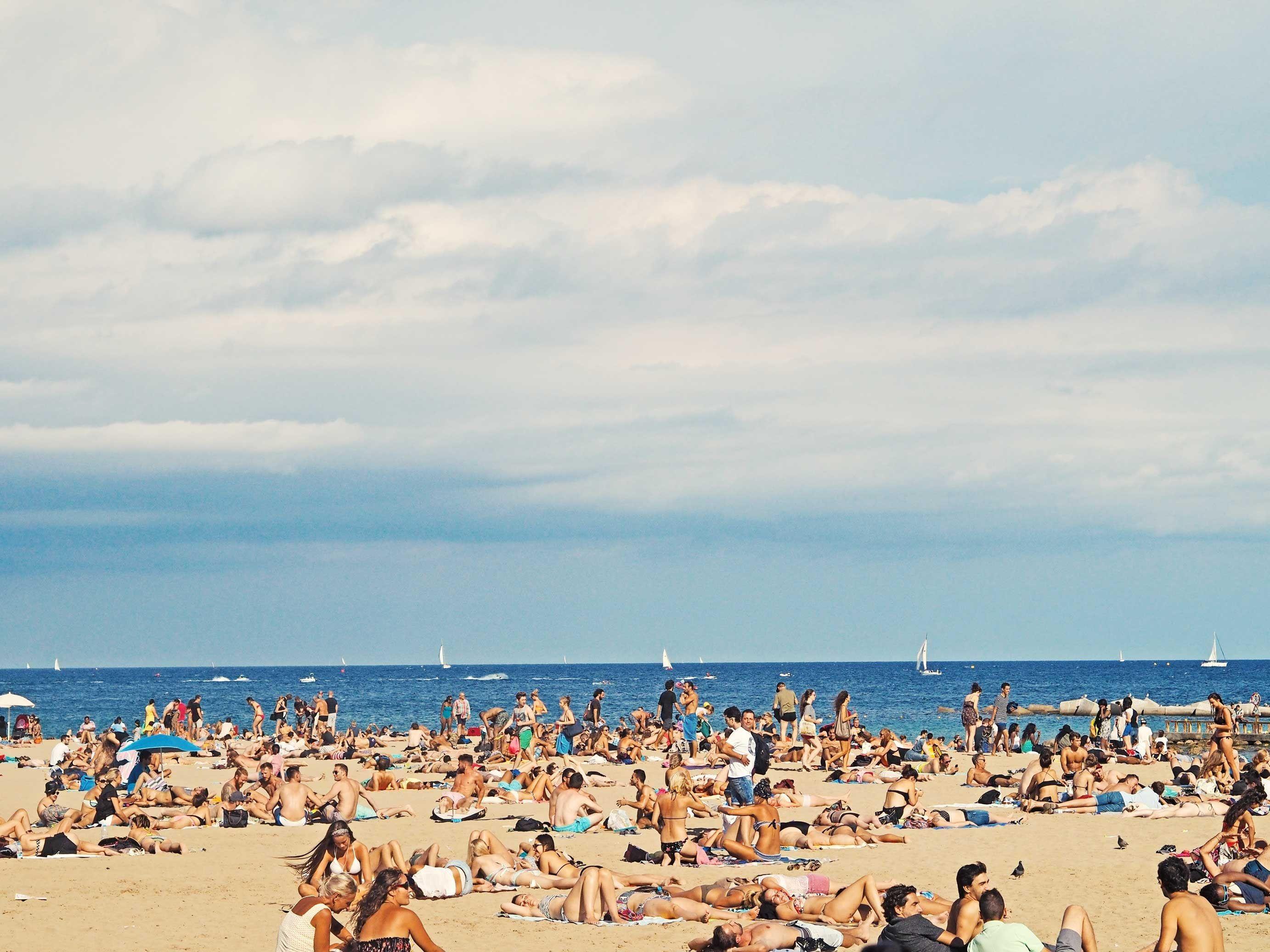 2765x2074 Beach Is Crowded With People On Tourism Free