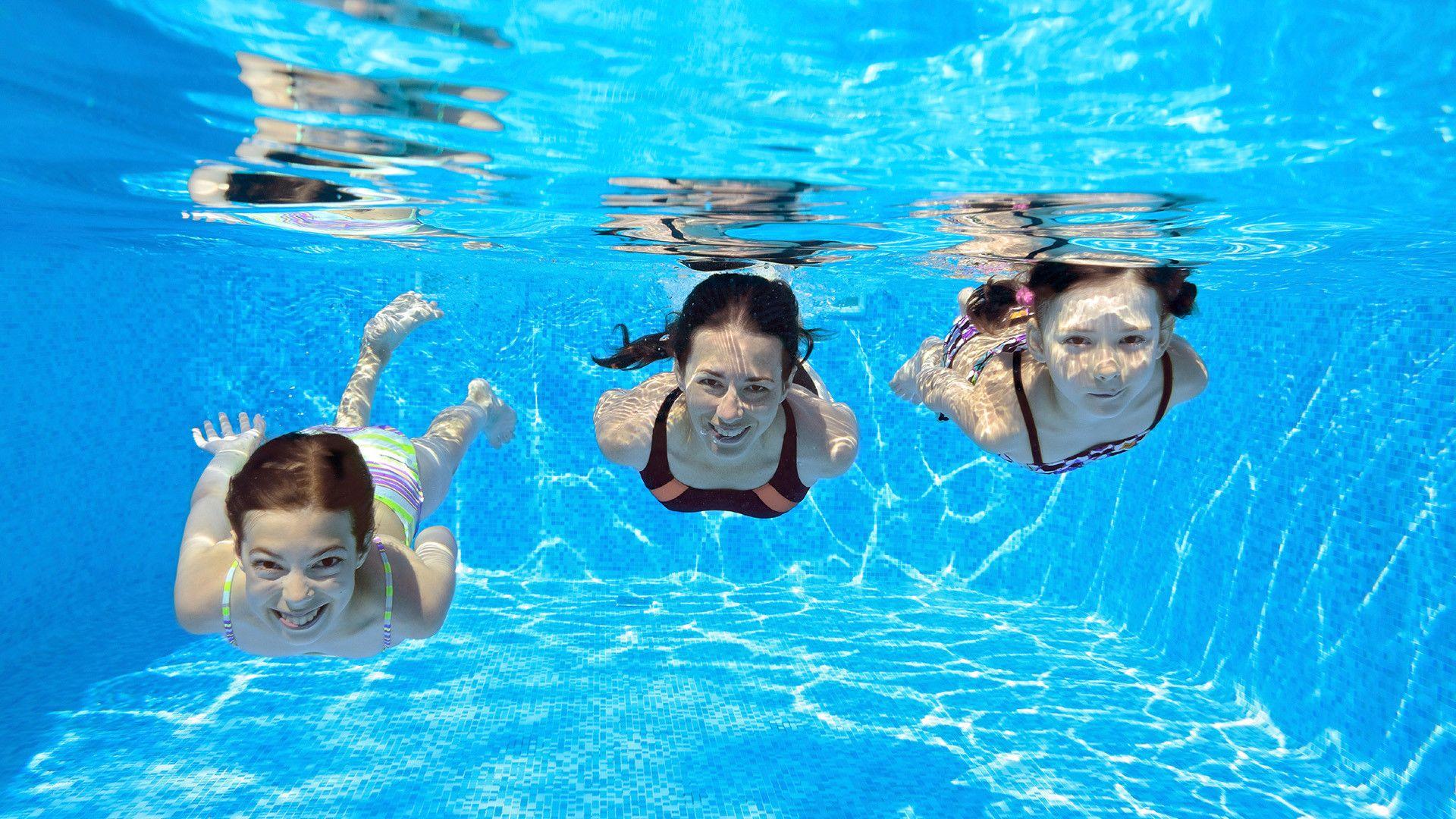 1920x1080 Kids in Swimming Pool Wallpaper