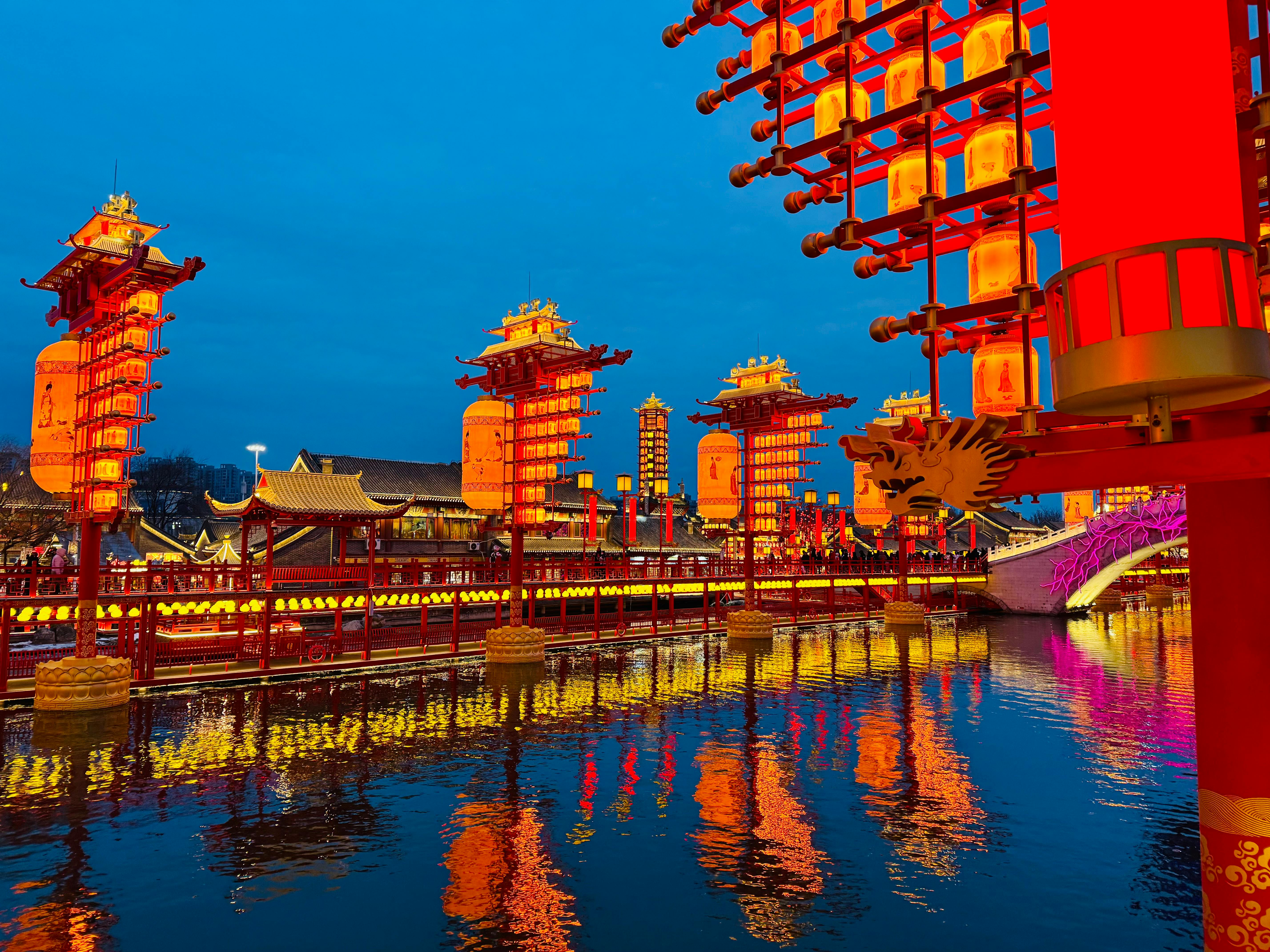 5712x4284 Vibrant Night Scene with Traditional Chinese Lanterns · Free