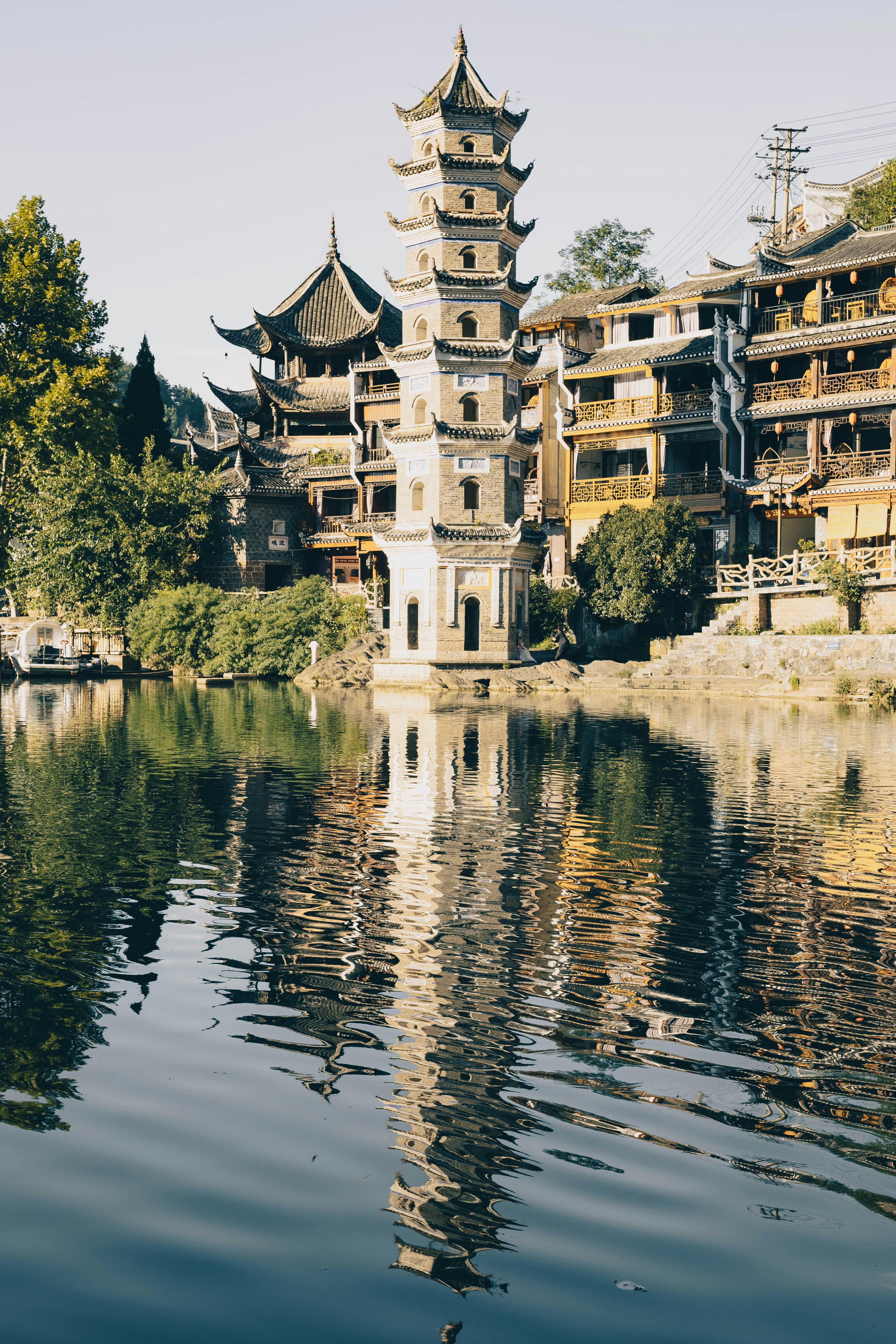 3909x5863 Serene View of Traditional Chinese Pagoda by Water · Free